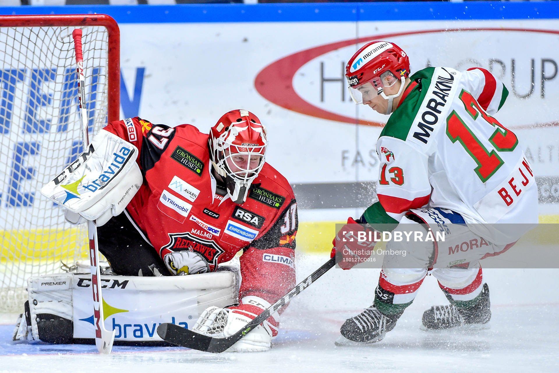 Moras Emil Bejmo och Malmö Redhawks målvakt Jonas