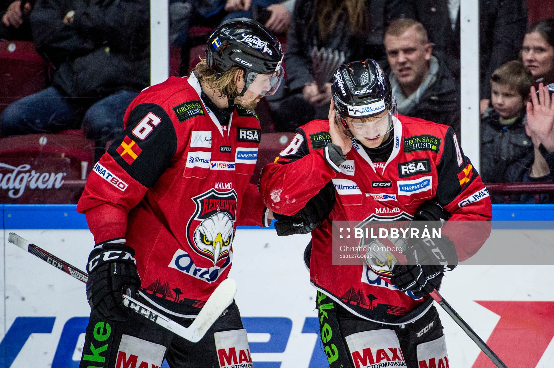 Malmö Redhawks Johan Olofsson får en smäll och kollas