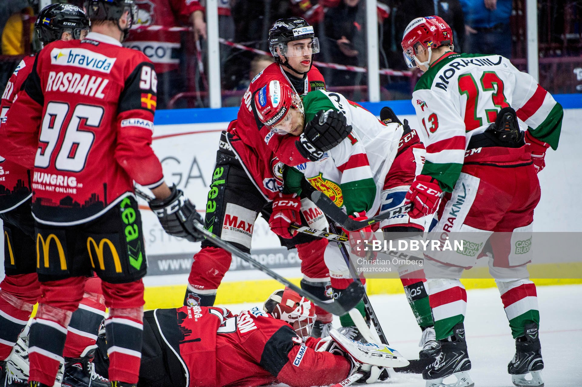 Malmö Redhawks Nils Andersson tar ett grepp runt Moras