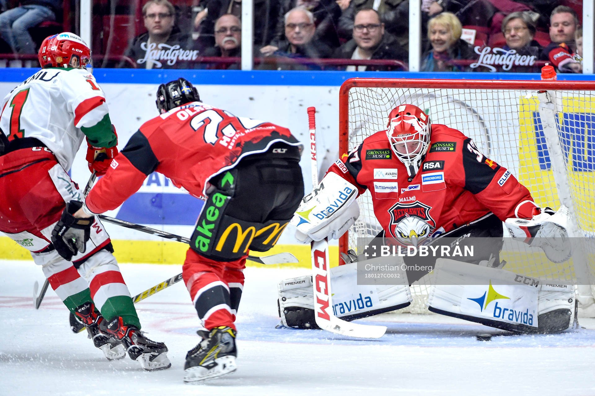 Moras Alexander Hilmerson och Malmö Redhawks Jens Olsson