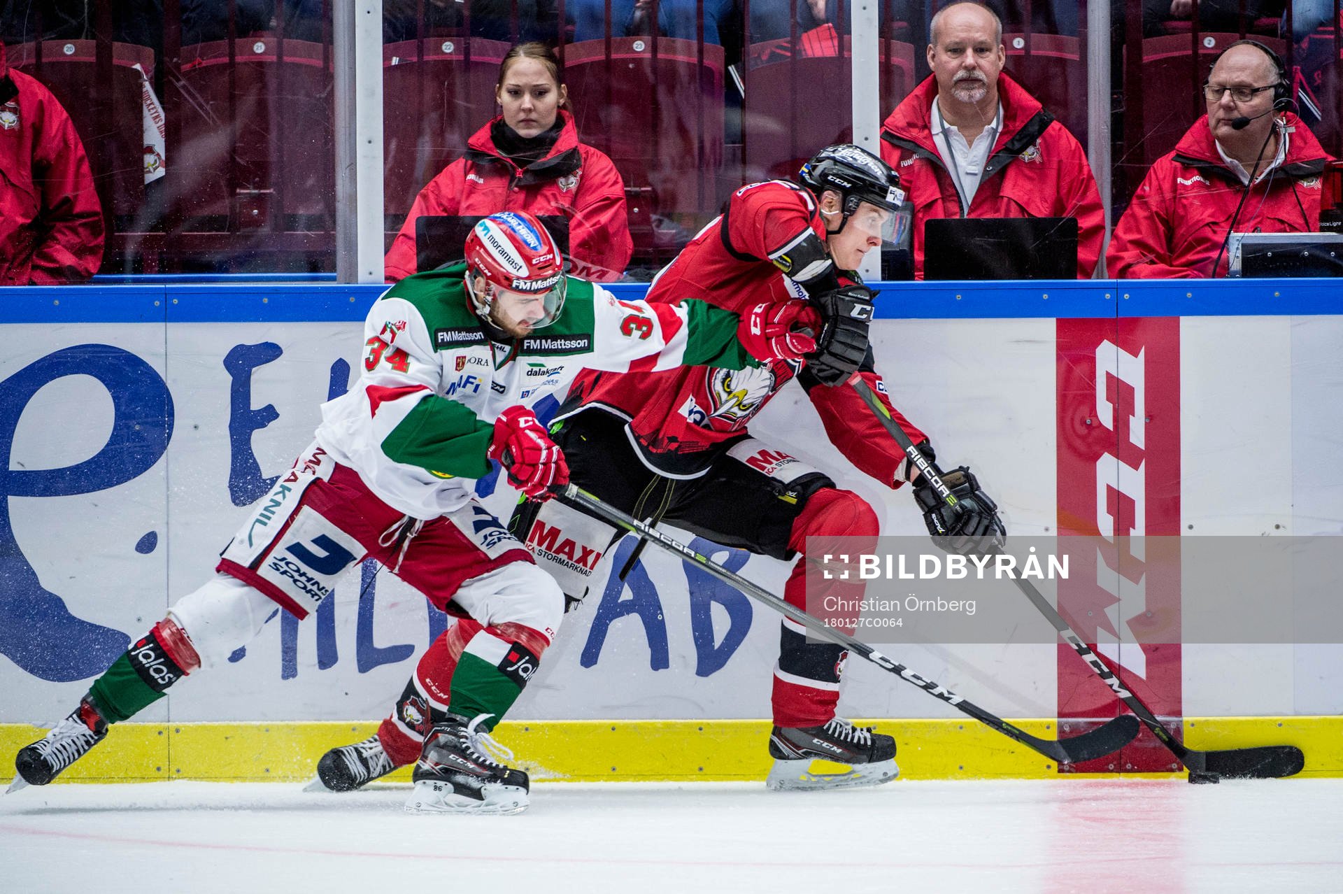 Moras Maten Galbavy mot Malmö Redhawks Fredrik Händemark