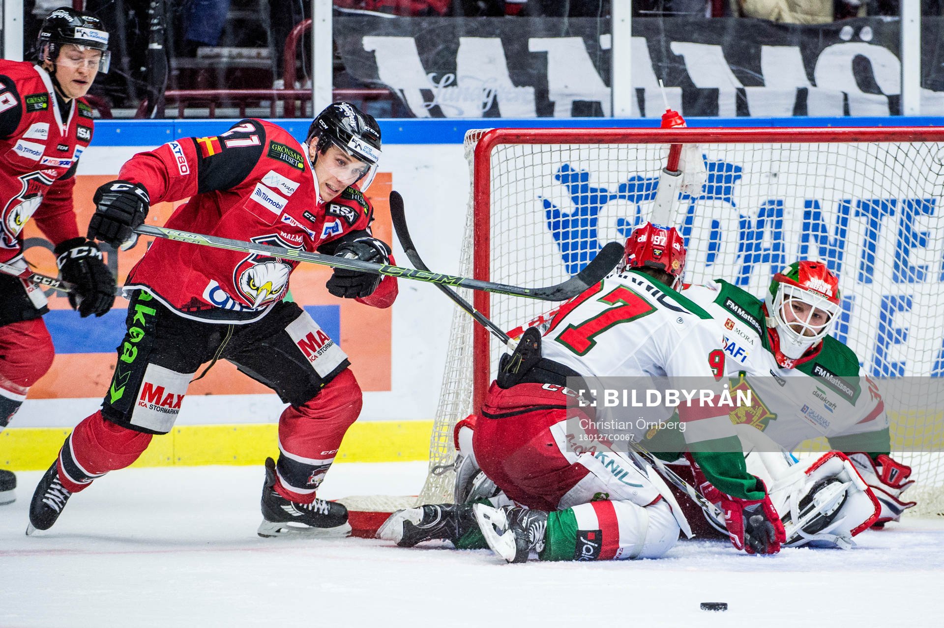 Malmö Redhawks Andy Miele mot Moras David Kase och
