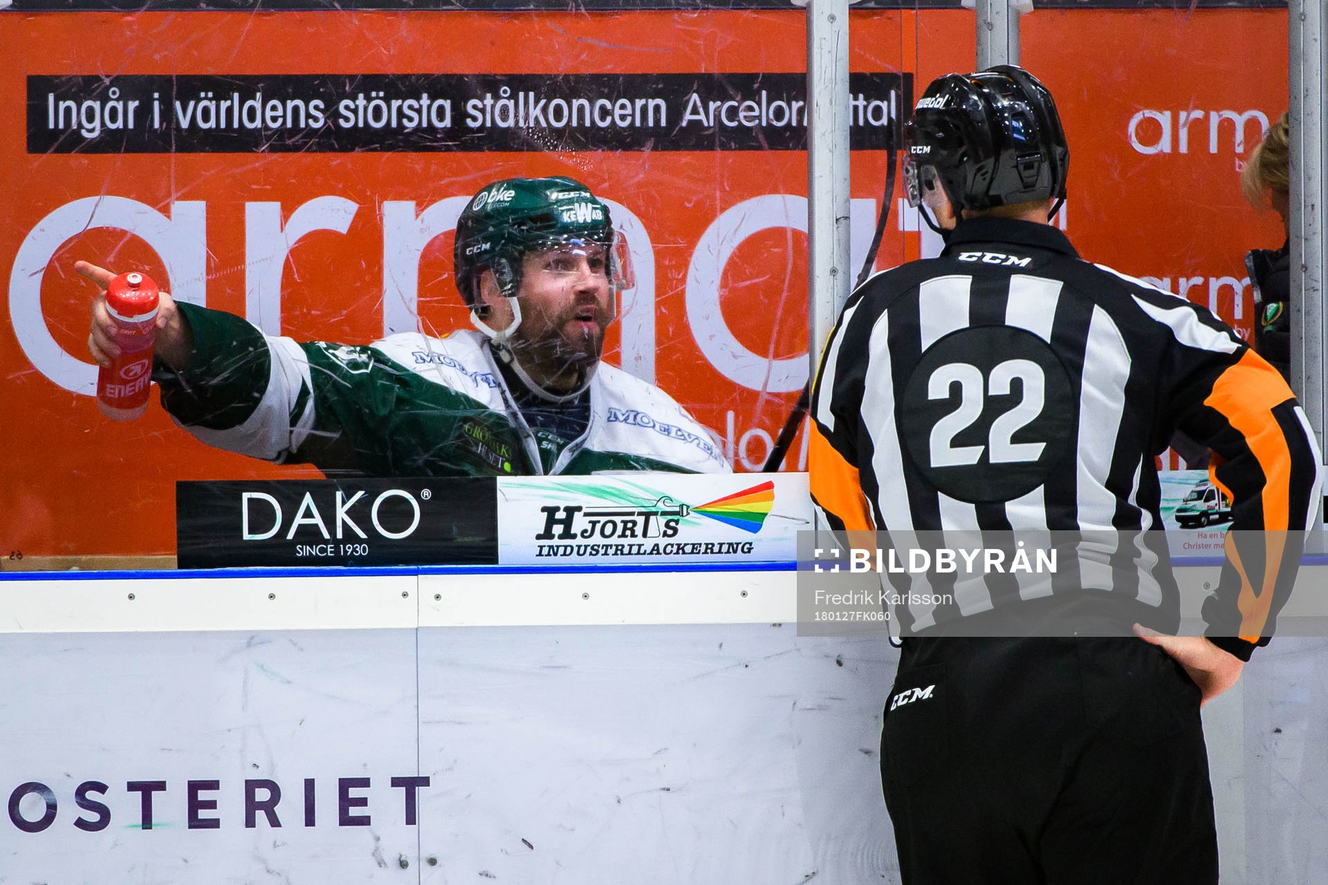 Färjestads Dick Axelsson i ett samtal med Domare Andreas