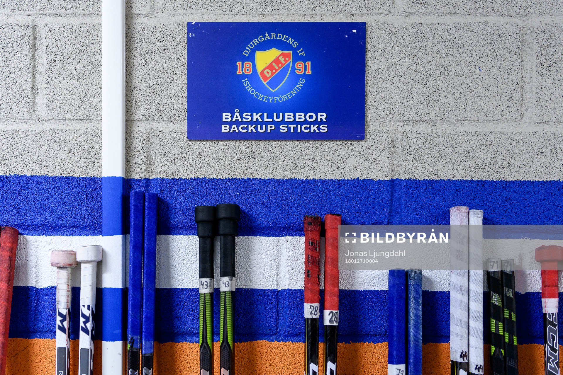 Djurgårdens klubbor uppställda före  ishockeymatchen i