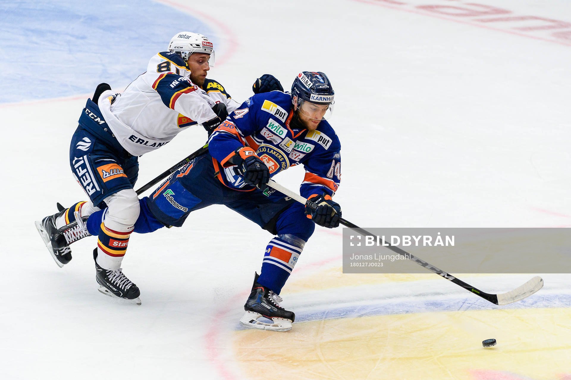 Djurgårdens Calle Ridderwall tacklar Växjös Eric