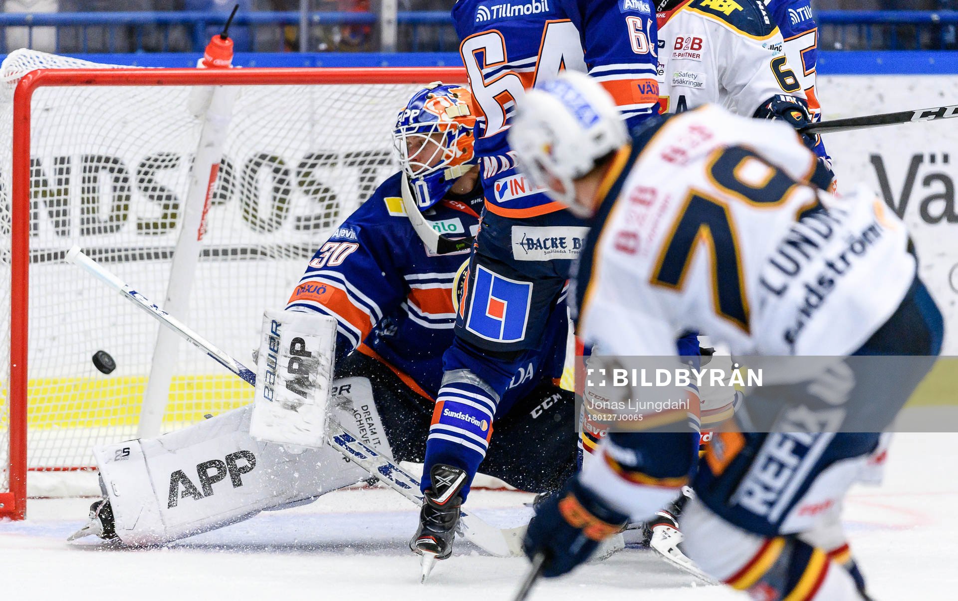 Djurgårdens Patrik Lundh skjuter pucken i mål bakom