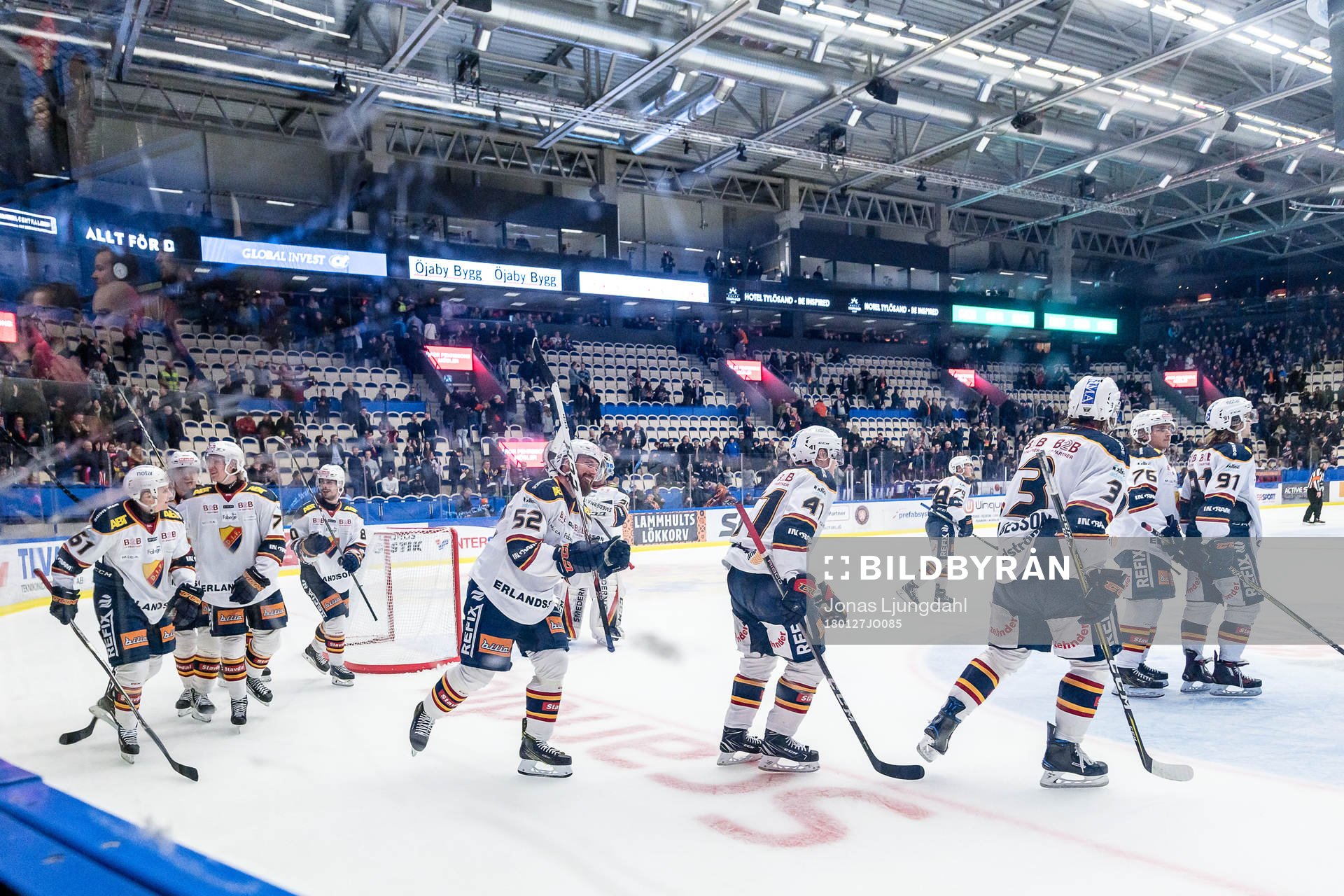 Djurgårdens spelare jublar framför fansen