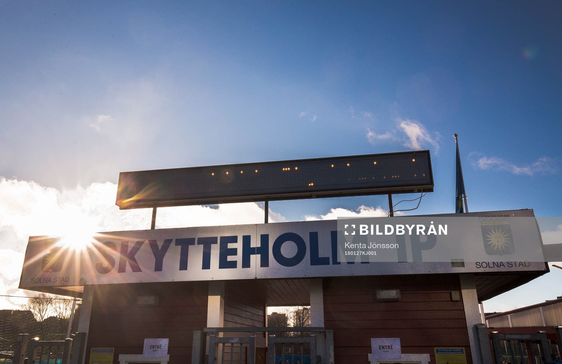 Skylt ovanför huvudentrén på Skytteholms IP innan