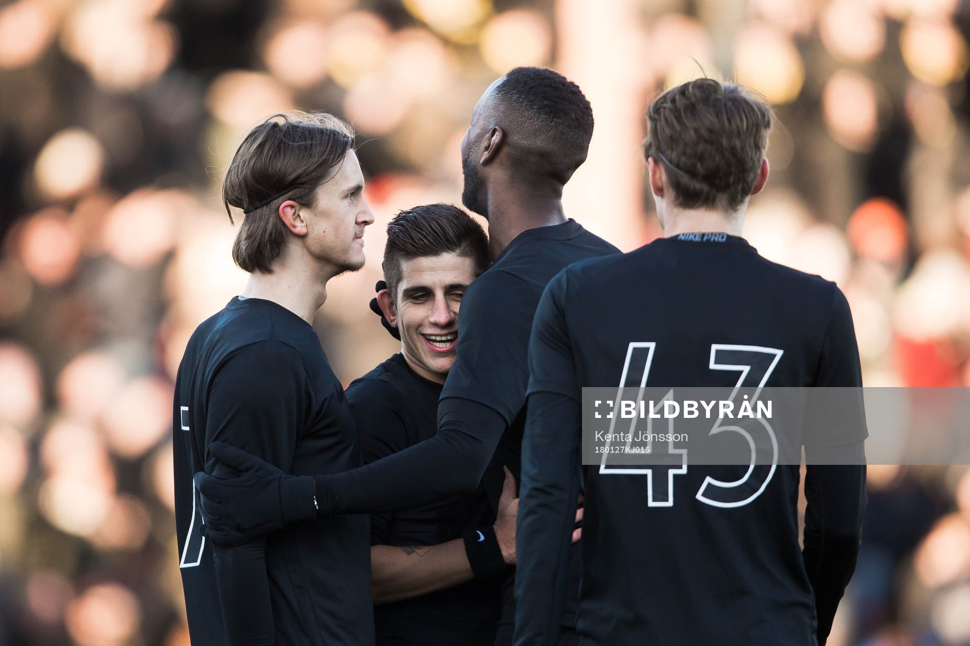 s Nicolas Marcelo Stefanelli jublar med Kristoffer Olsson ,