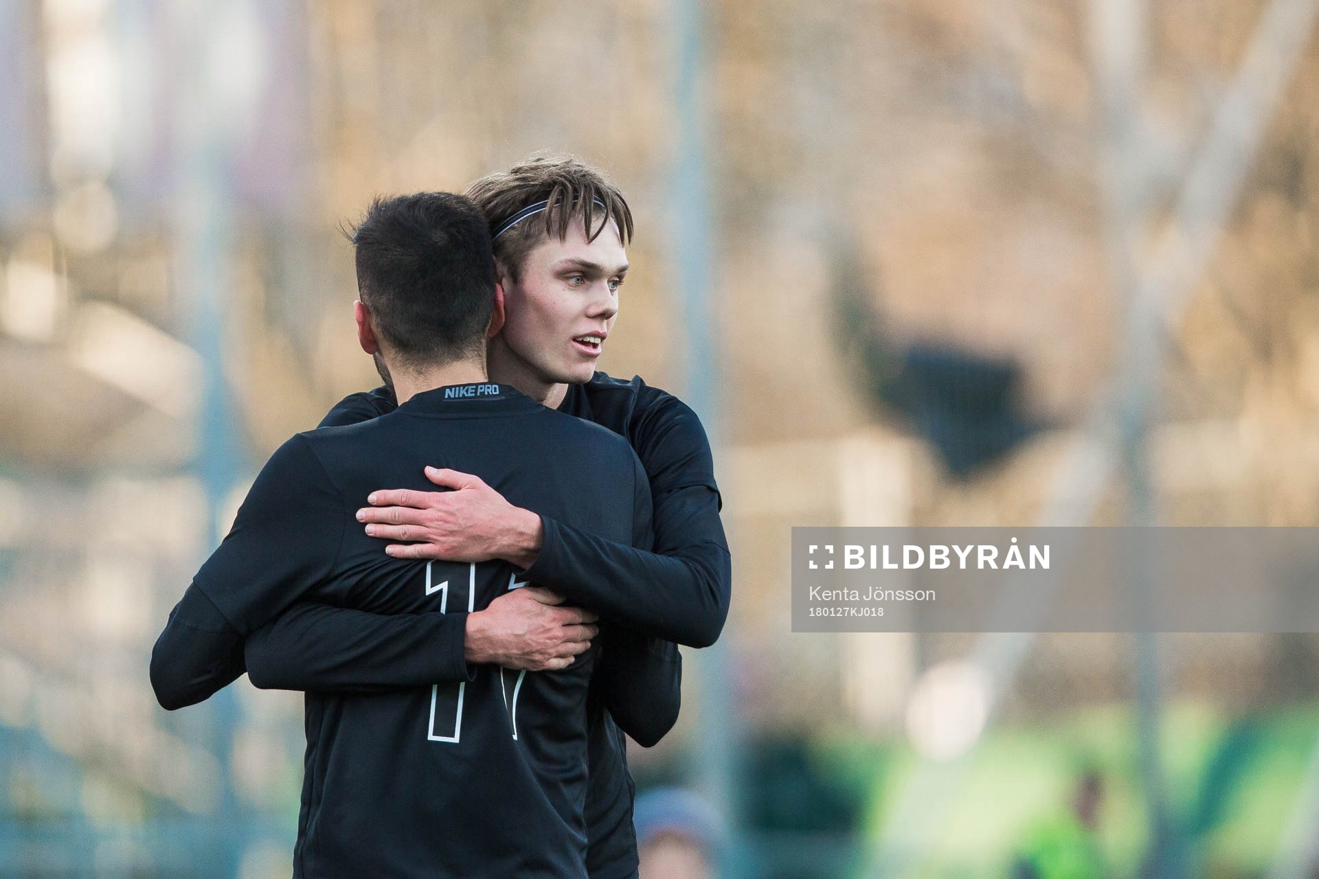 AIK:s Stefan Silva jublar med Albin Linnér efter 3-0 under träningsmatchen i fotboll mellan AIK och Inter Åbo den 27 Januari 2018 i Stockholm.
