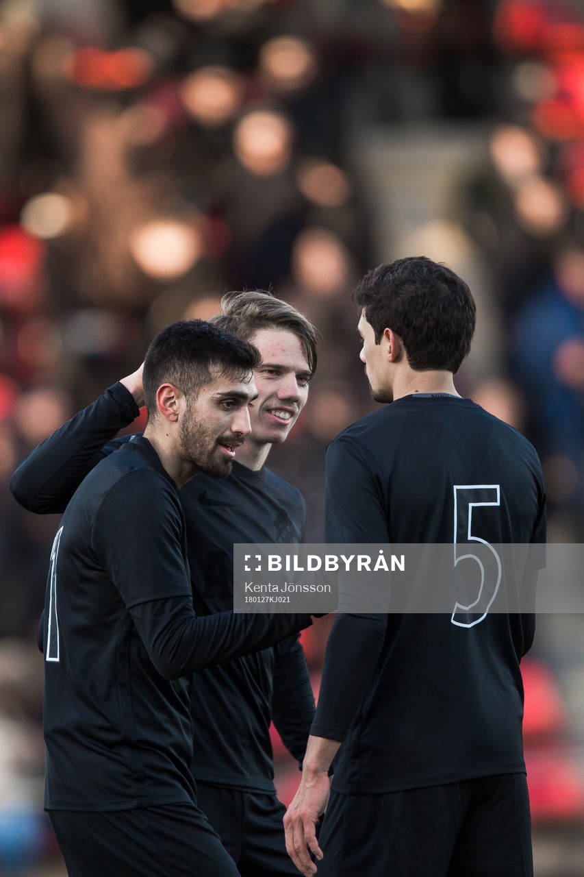 s Stefan Silva jublar med Robert Taylor och Jesper Nyholm
