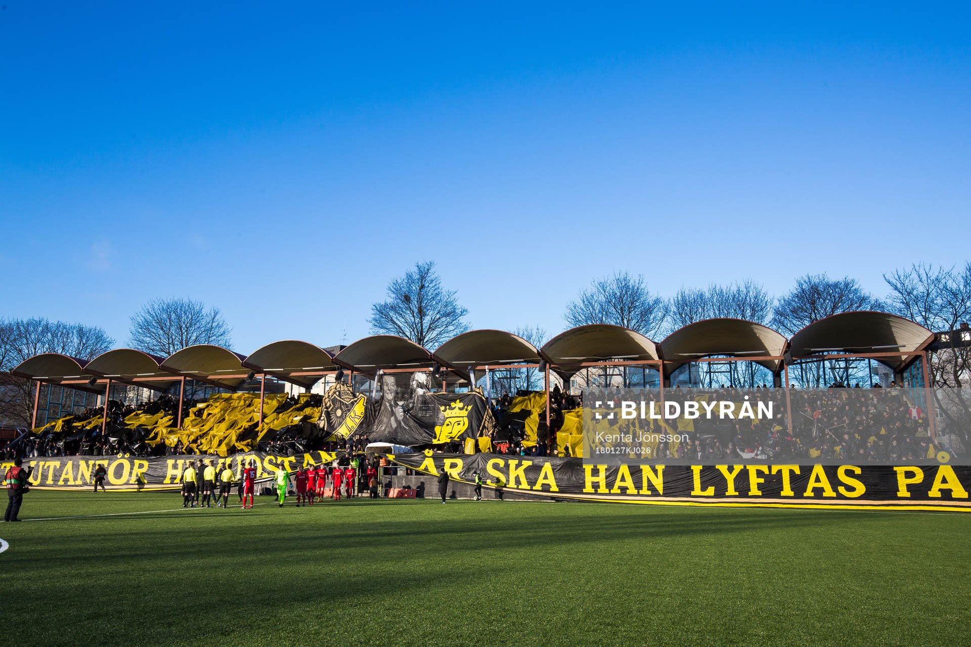 s supportrar med ett tifo innan träningsmatchen i fotboll