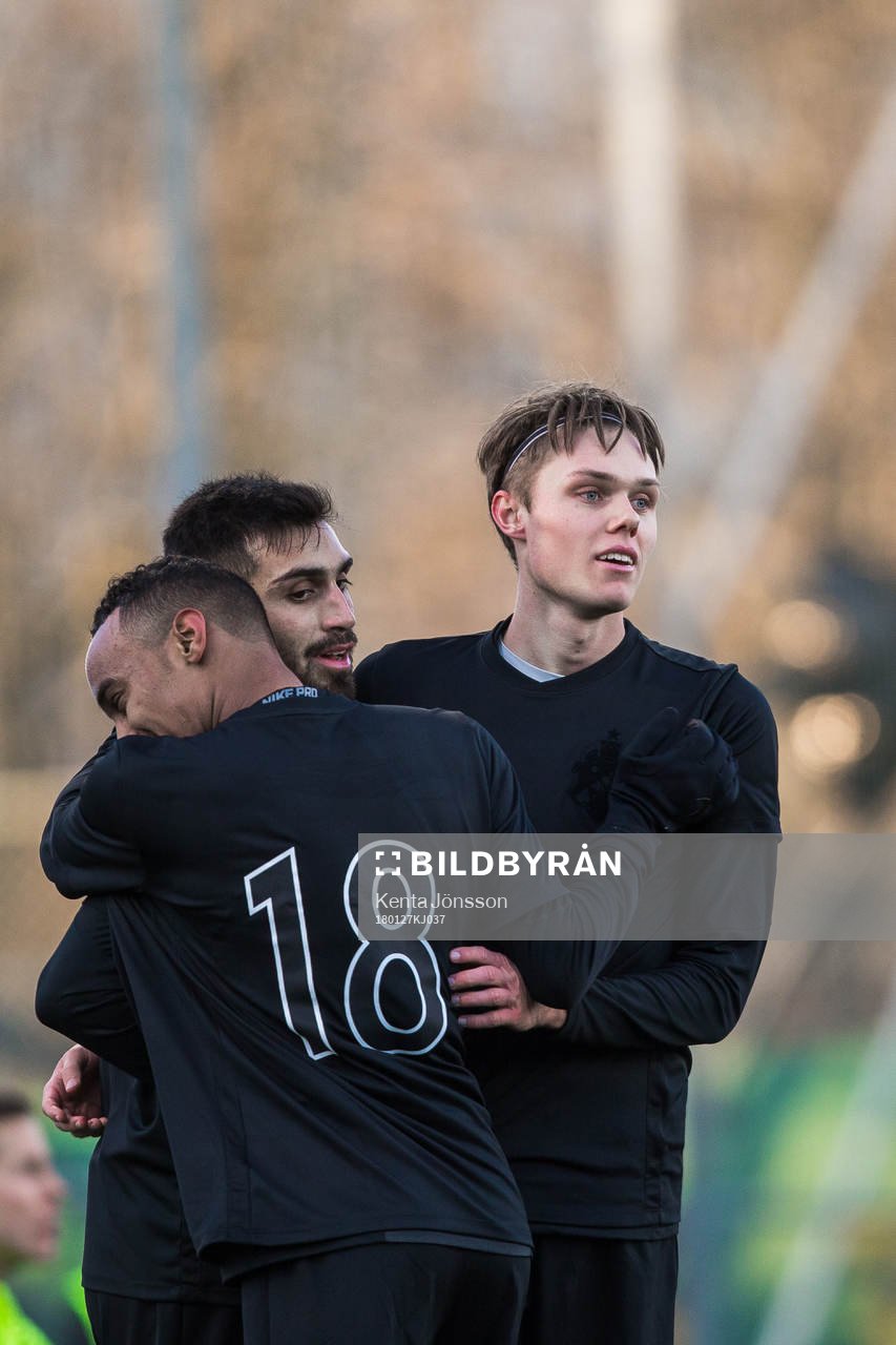 s Stefan Silva jublar med Bilal Hussein och Albin Linnér