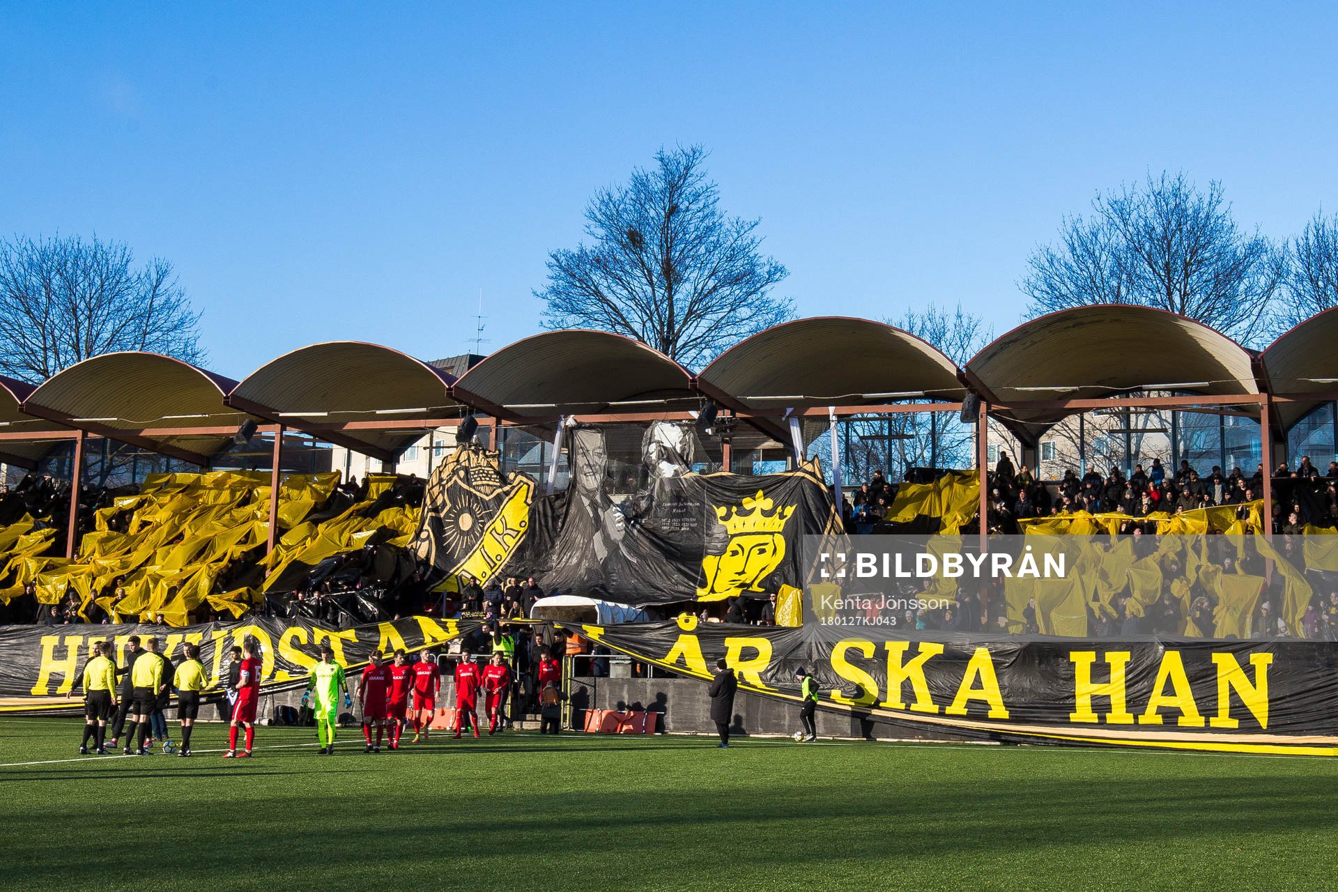 s supportrar med ett tifo innan träningsmatchen i fotboll