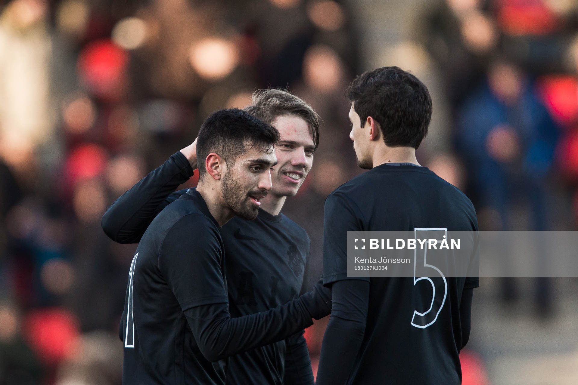 s Stefan Silva jublar med Robert Taylor och Jesper Nyholm