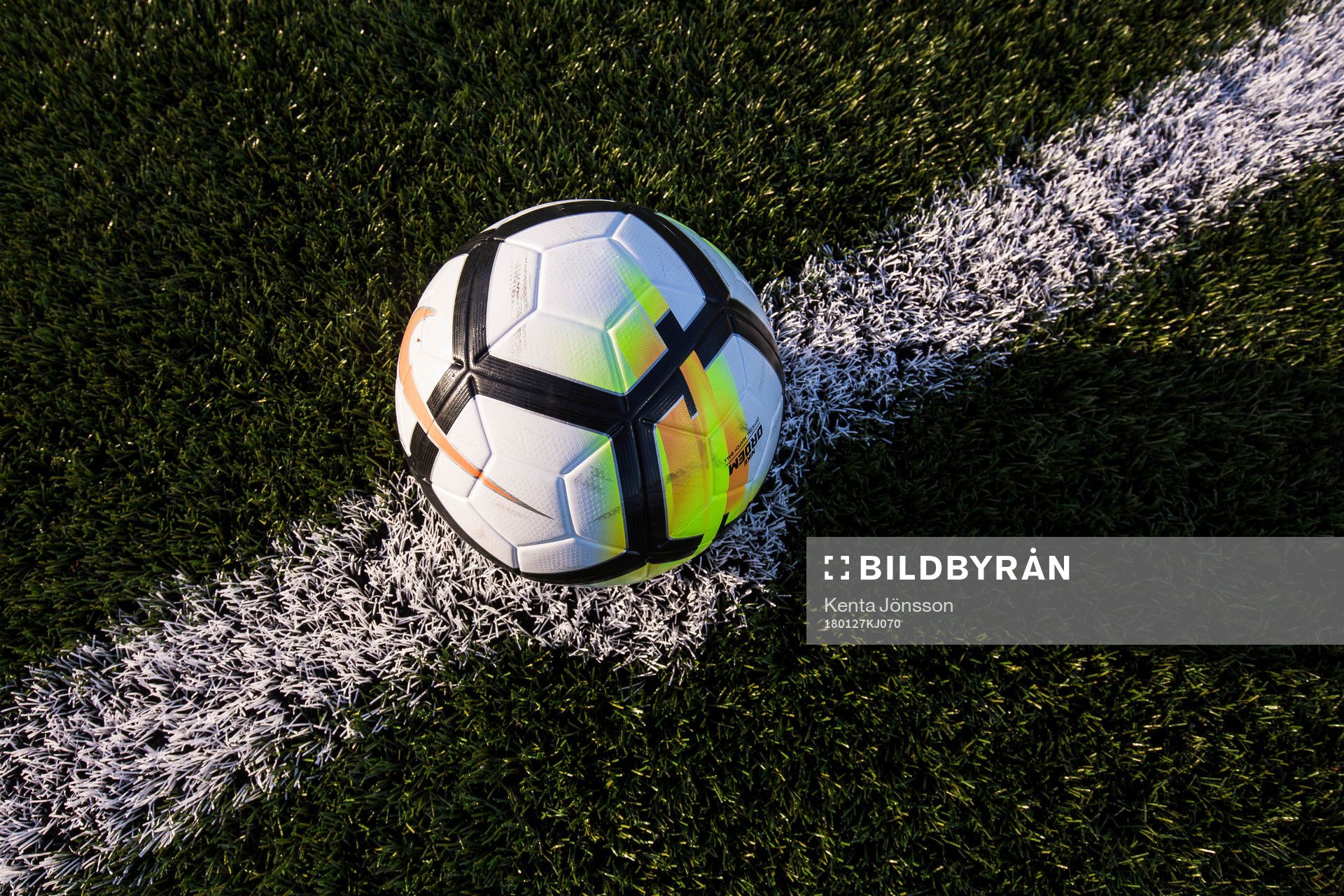 Matchbollen på mittpunkten innan träningsmatchen i