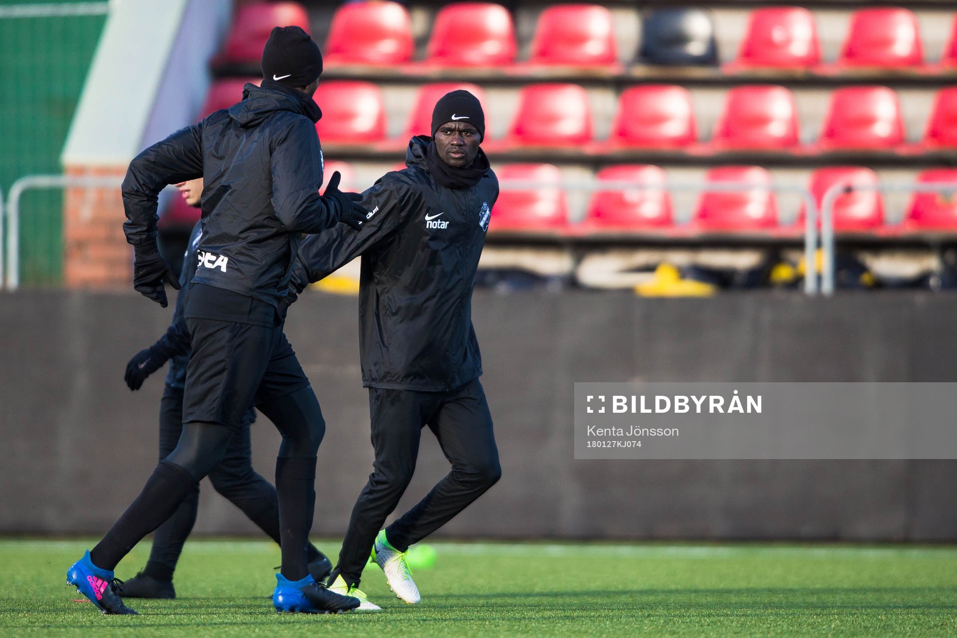 s Enoch Kofi Adu innan träningsmatchen i fotboll mellan