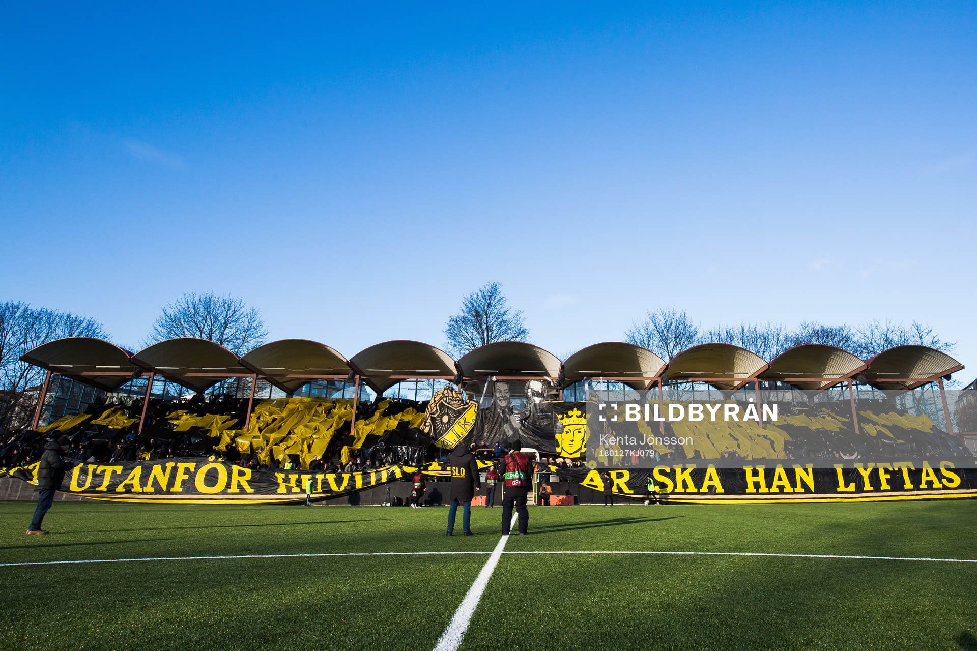 s supportrar med ett tifo och en banderoll med texten