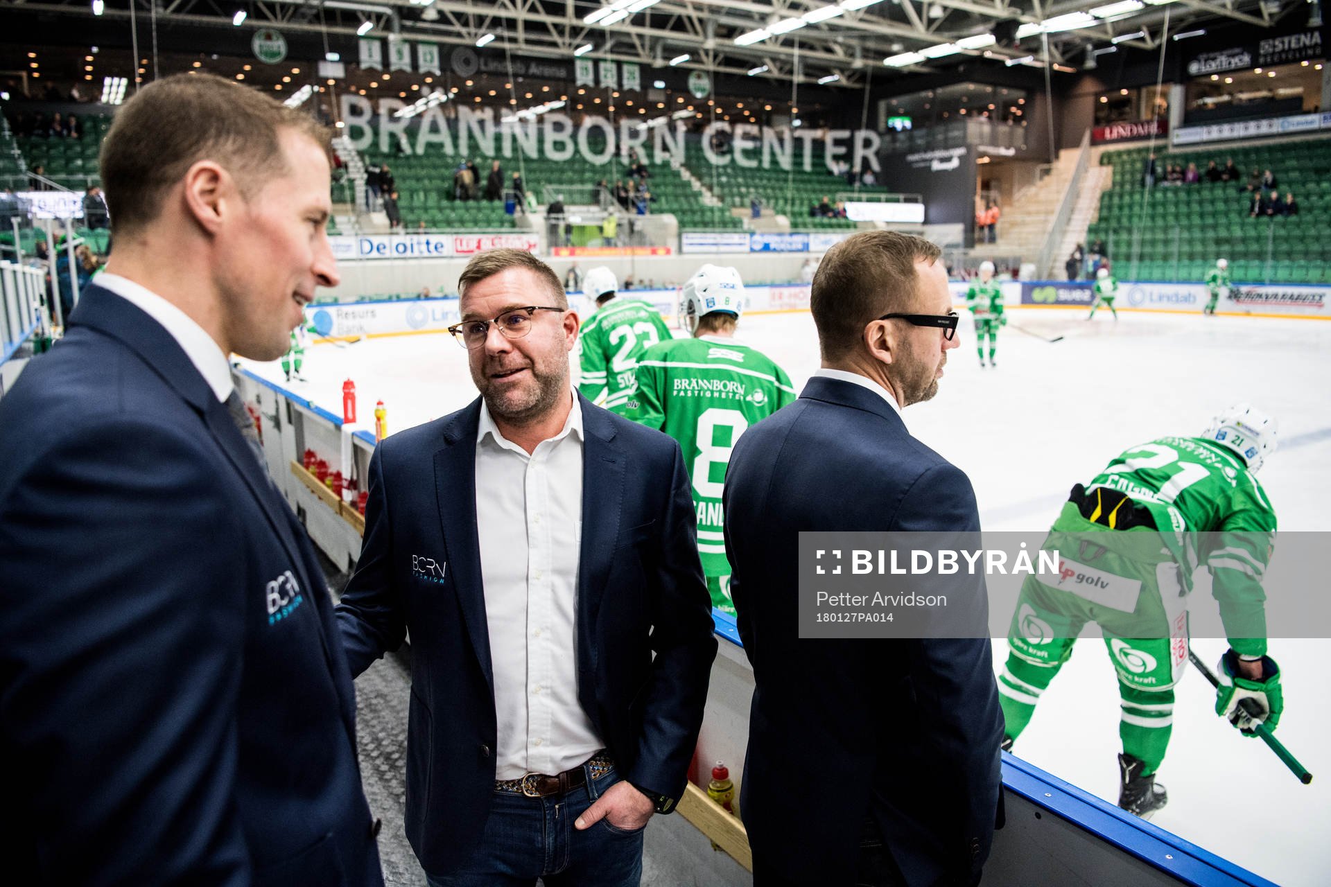 Rögles assisterande tränare Patrik Ross i samtal med