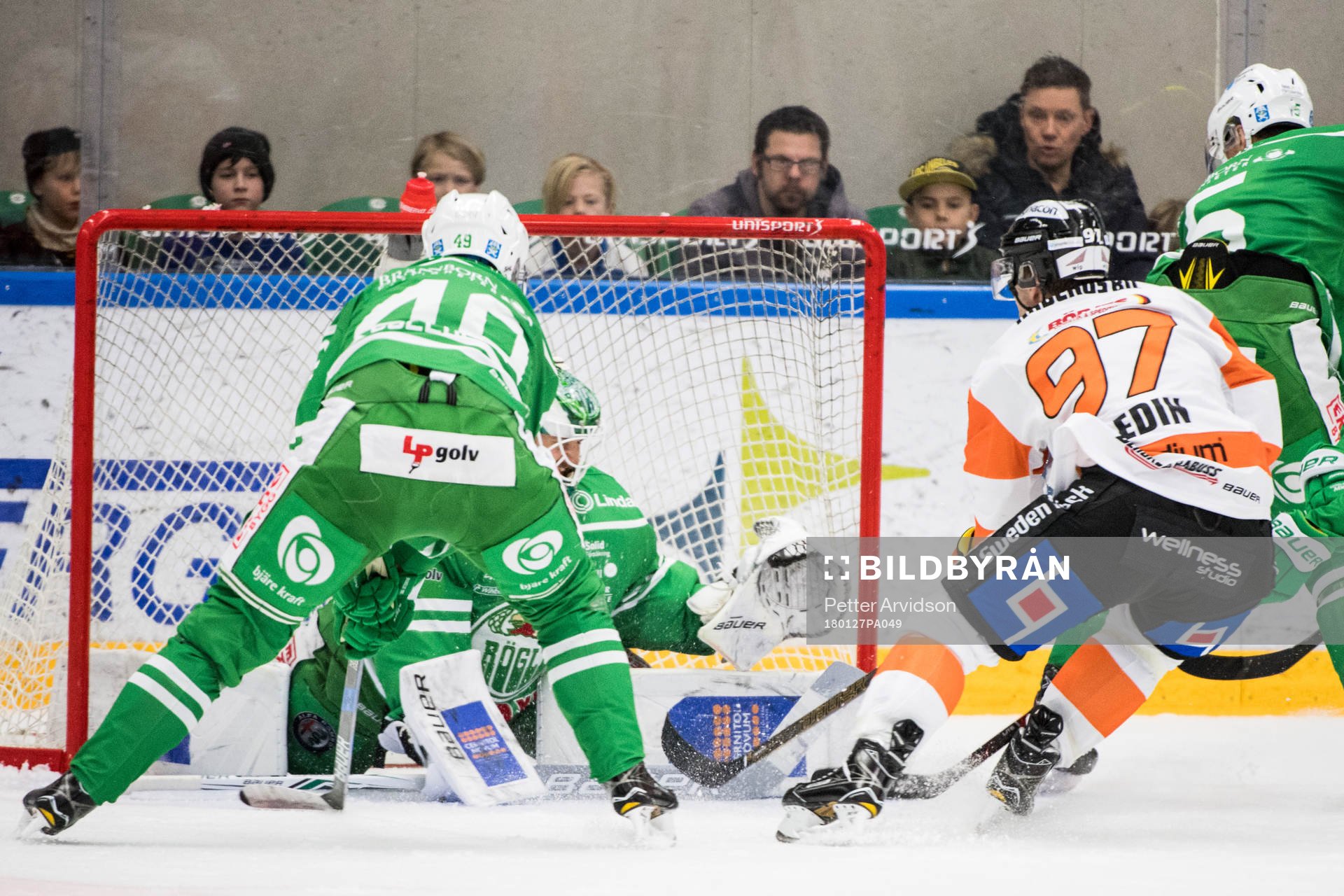 Karlskronas Per Ledin oroar vid Rögles målvakt Ville