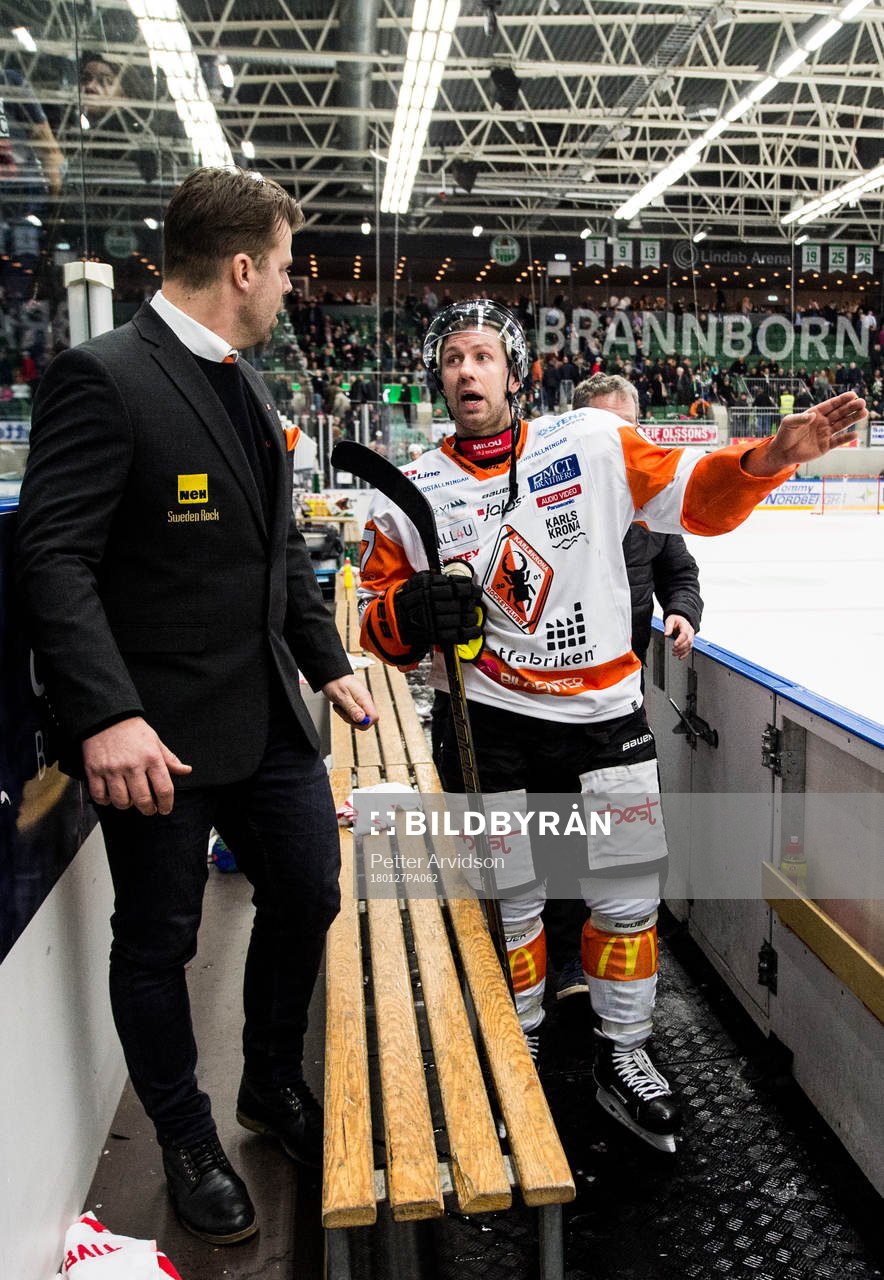 Karlskronas Per Ledin i samtal med tränare Ove Molin