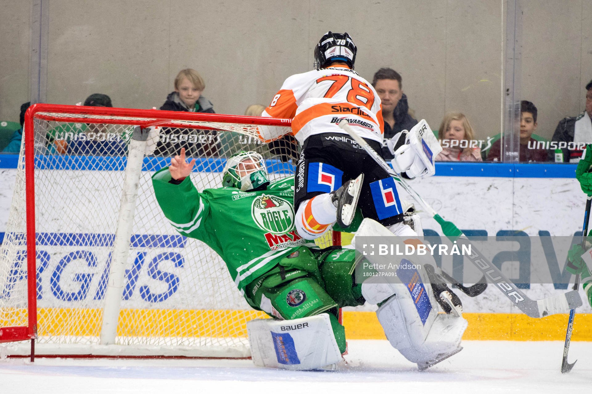 Karlskronas Akim Aliu delar ut