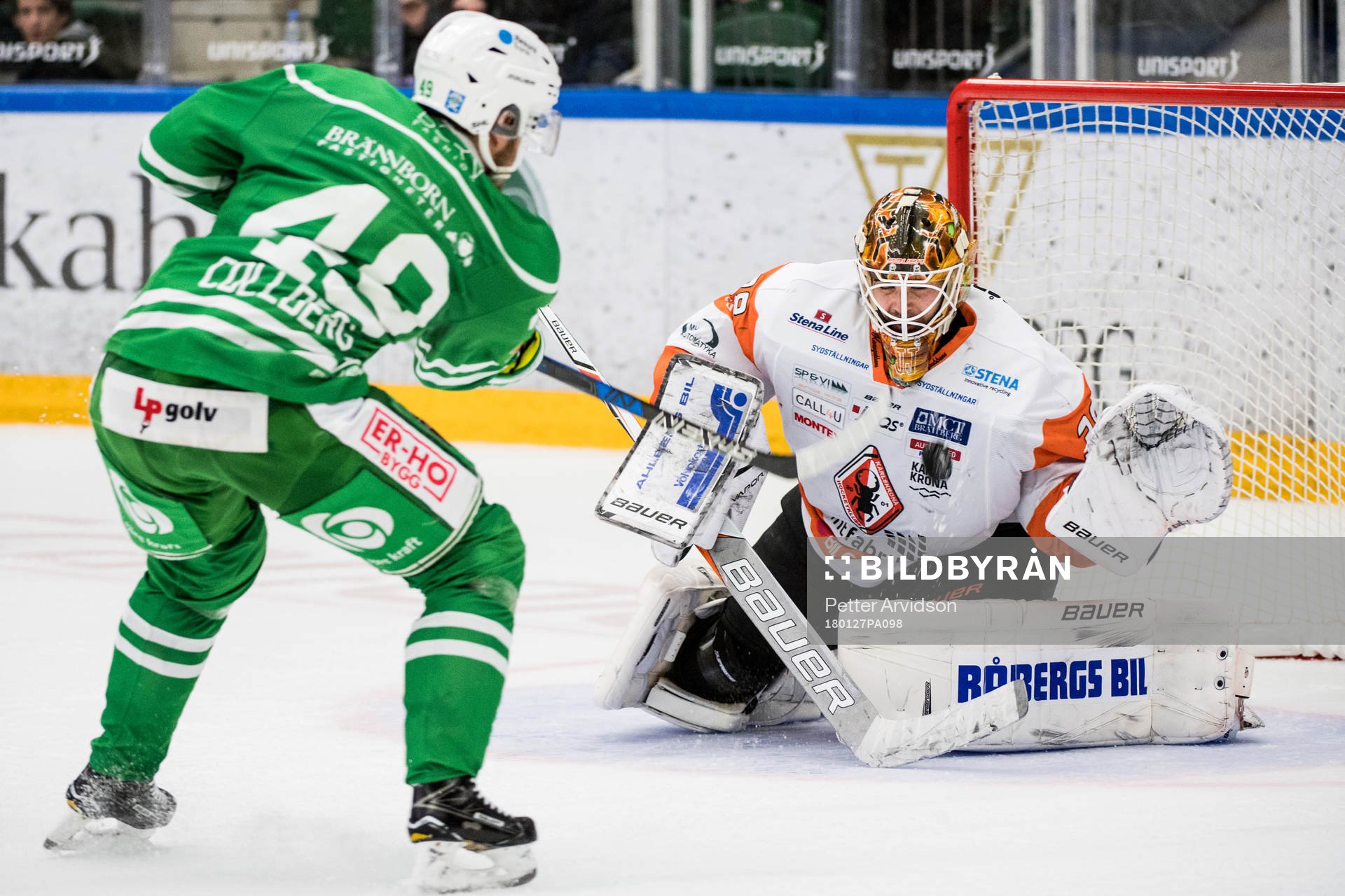 Karlskronas målvakt Johannes Jönsson räddar en straff