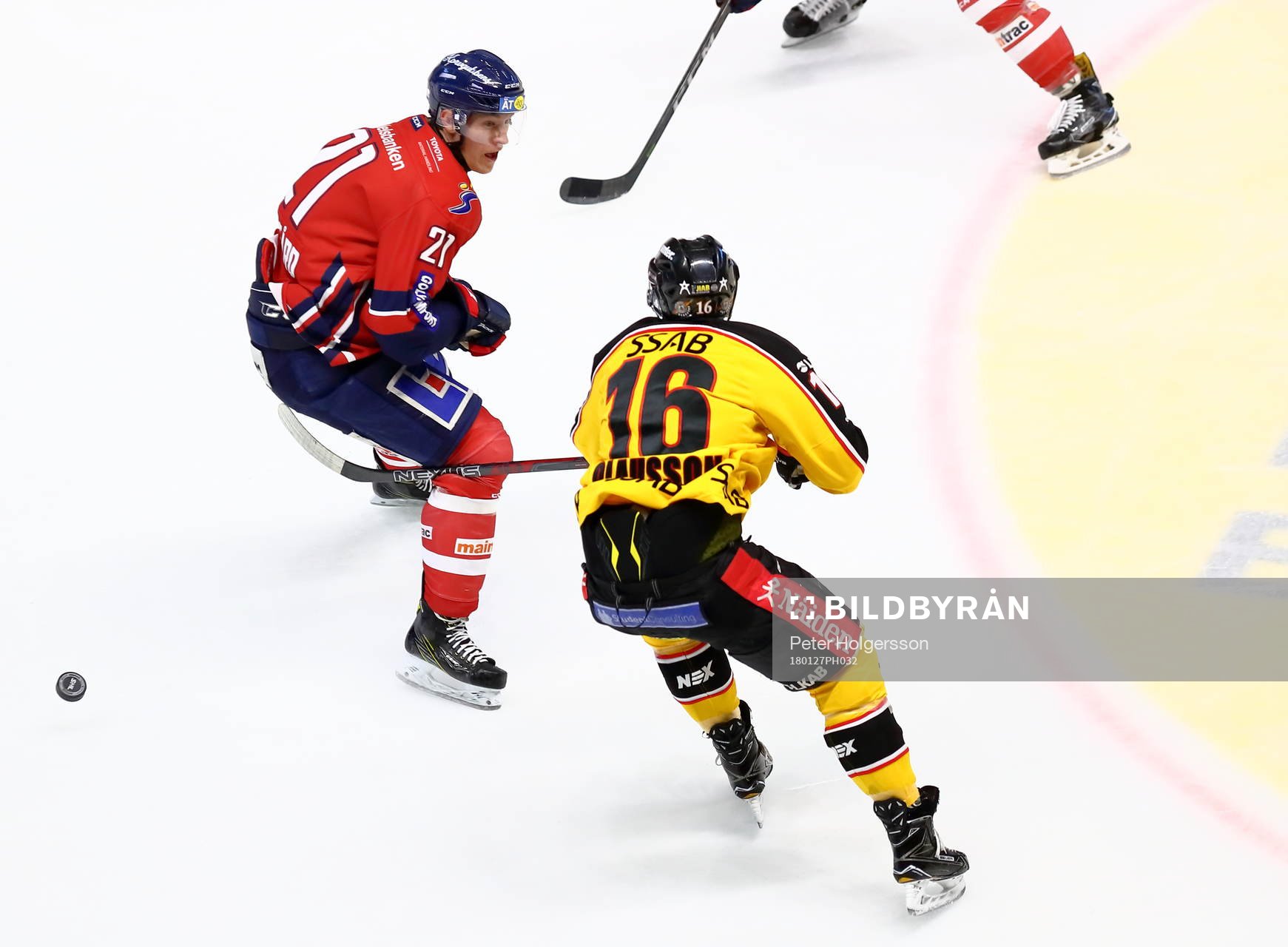Tackling mot huvudet av Linköpings Emil Sylvegård