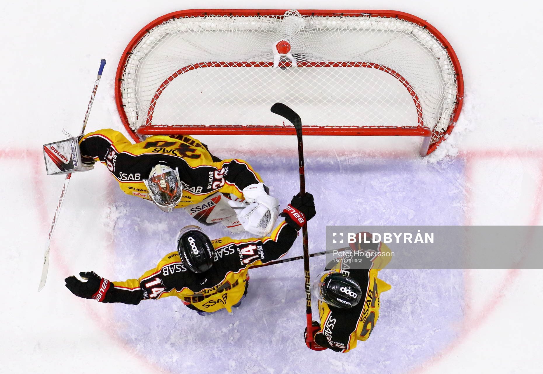 Luleås målvakt Filip Gustavsson tackas av sina lagkamrater