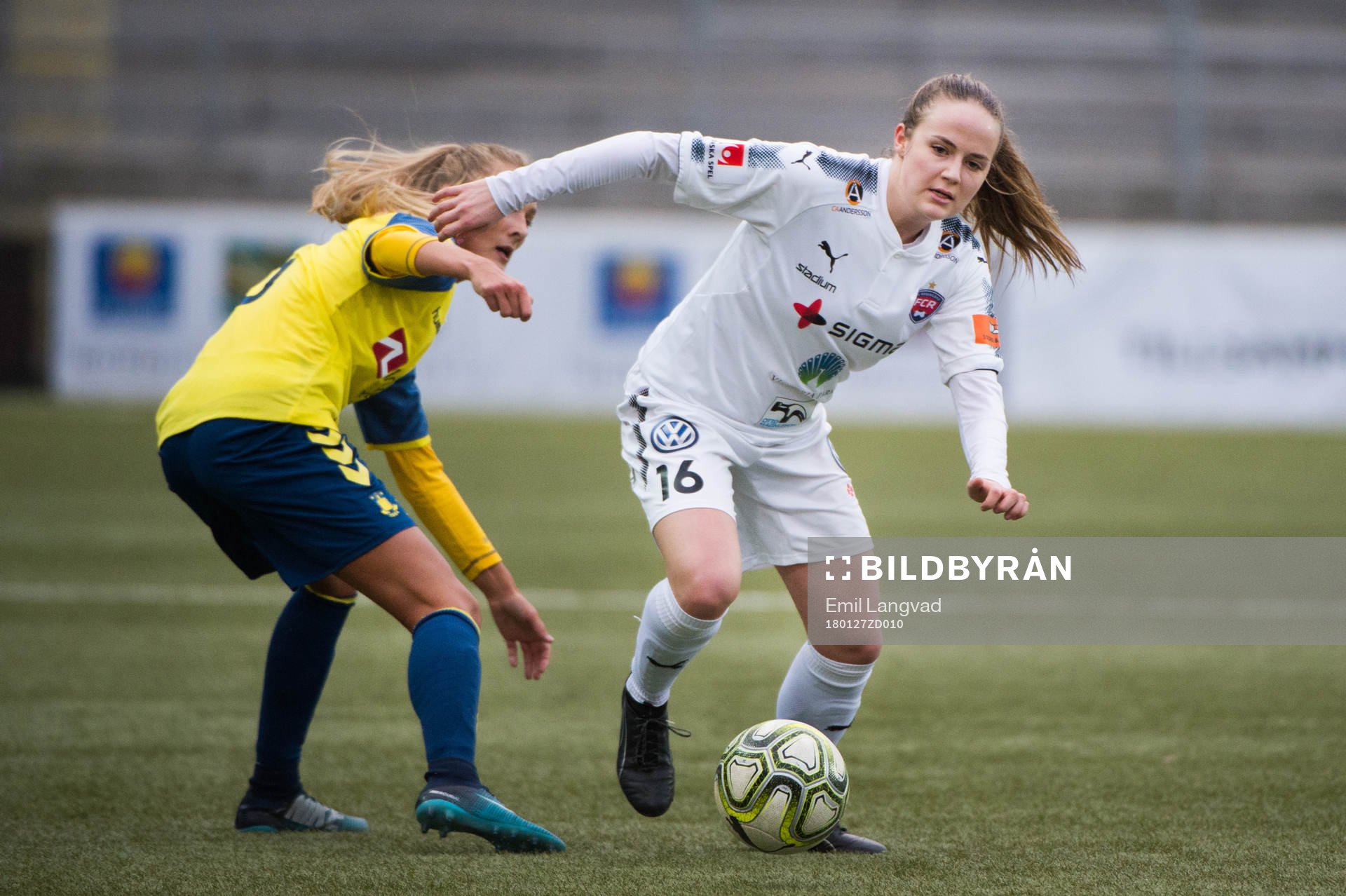 Bröndbys Fredrikke Lindhardt och Rosengårds Matilda Roth under träningsmatchen i fotboll mellan Rosengård och Brøndby den 27 januari 2018 i Malmö.