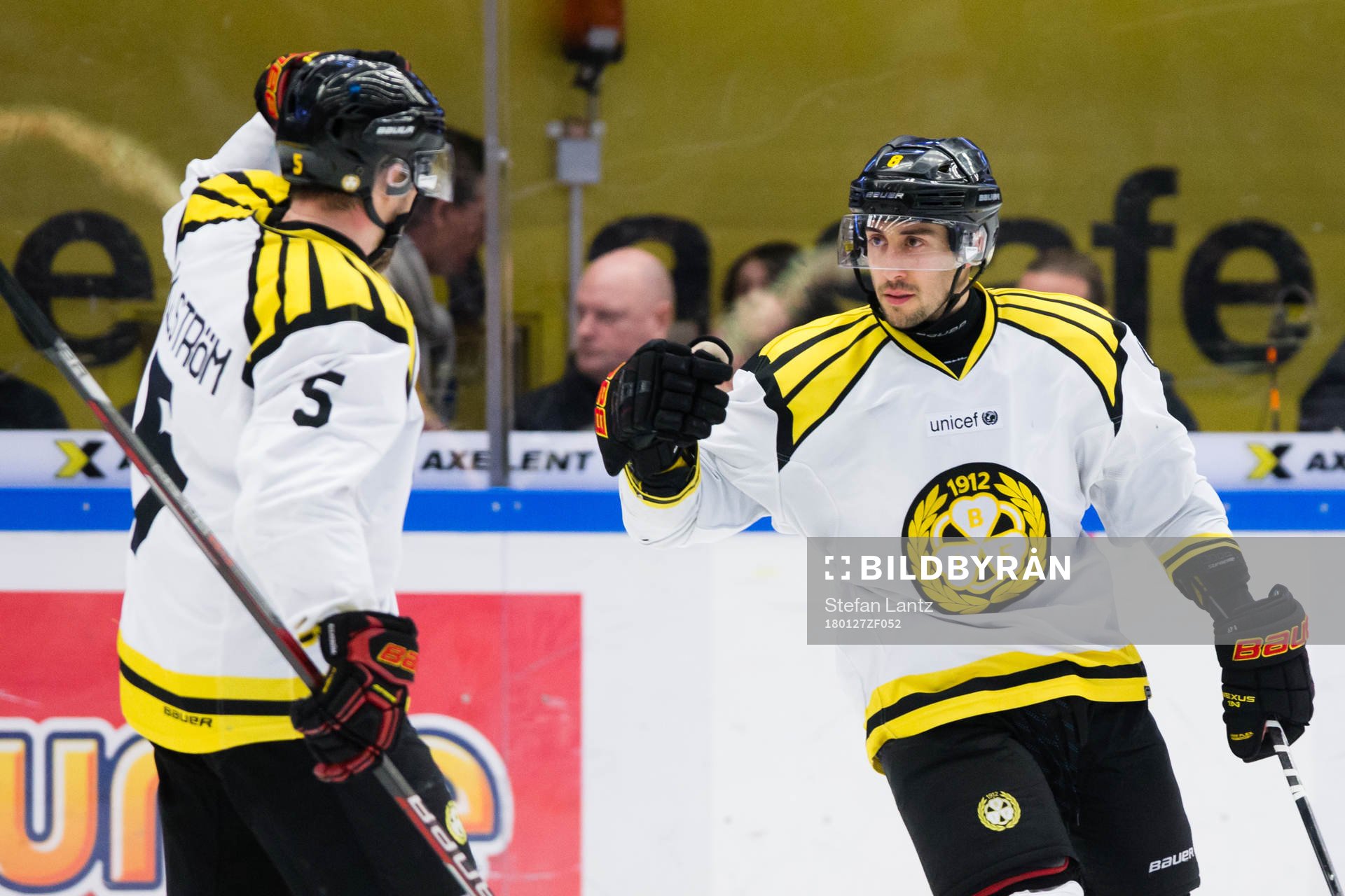 Brynäs Lukas Kilström och Aaron Palushaj jublar