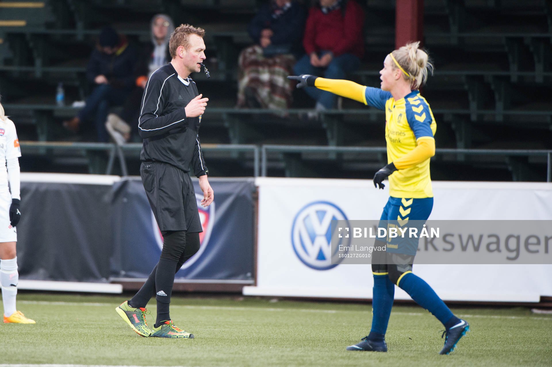 Domare Niklas Andersson och Bröndbys Julie Tavlo