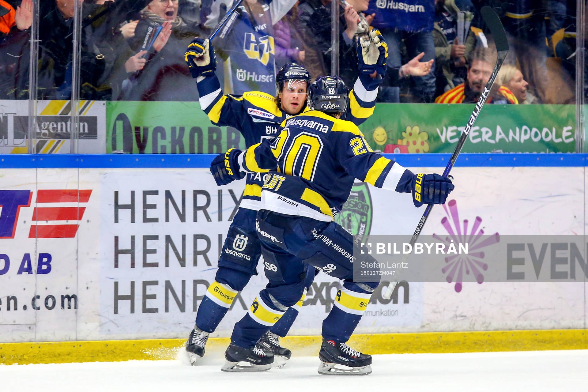 s Mattias Tedenby och Lawrence Pilut jublar