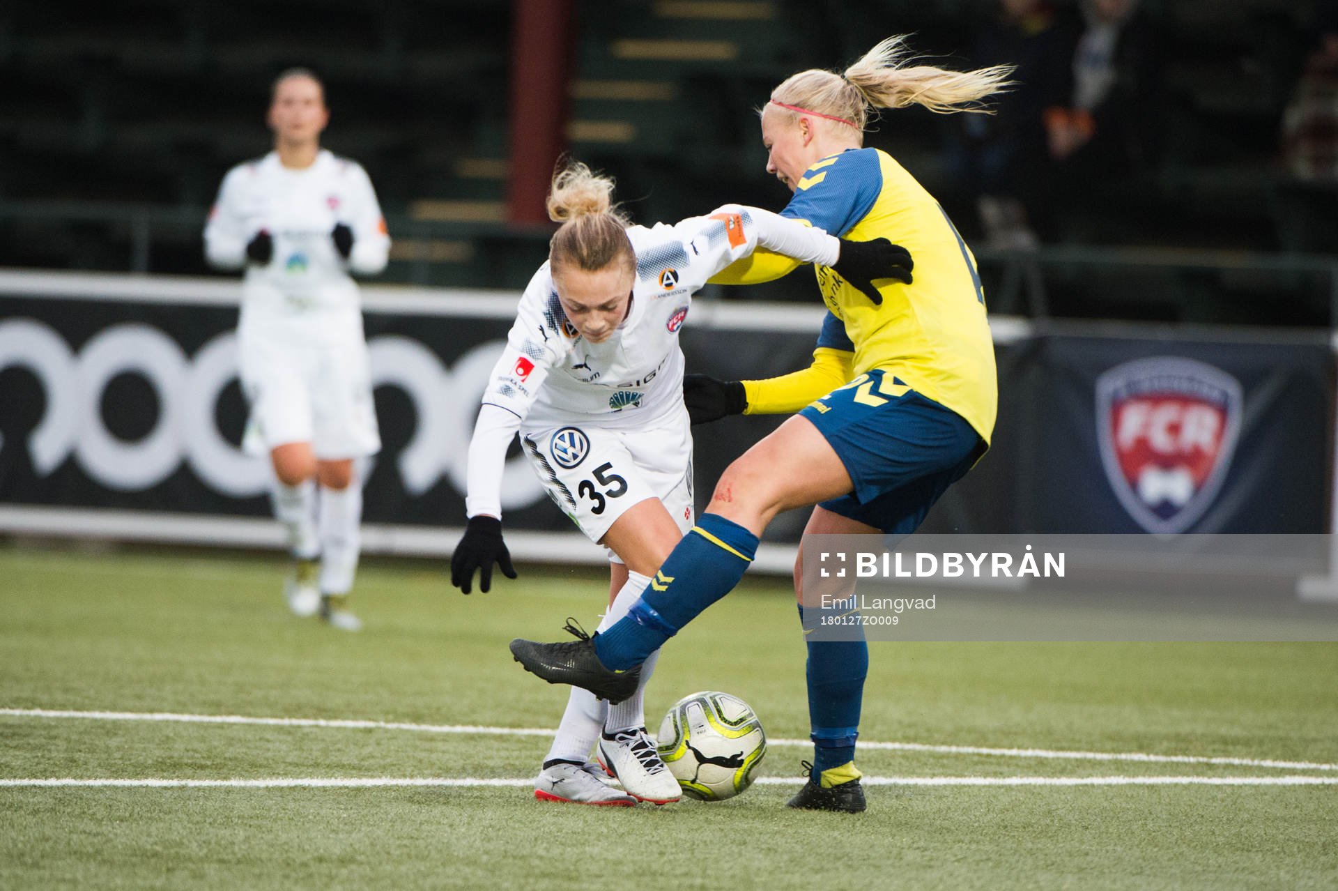 Rosengårds Hanna Bennison och Bröndbys Sofie Svava under träningsmatchen i fotboll mellan Rosengård och Brøndby den 27 januari 2018 i Malmö.