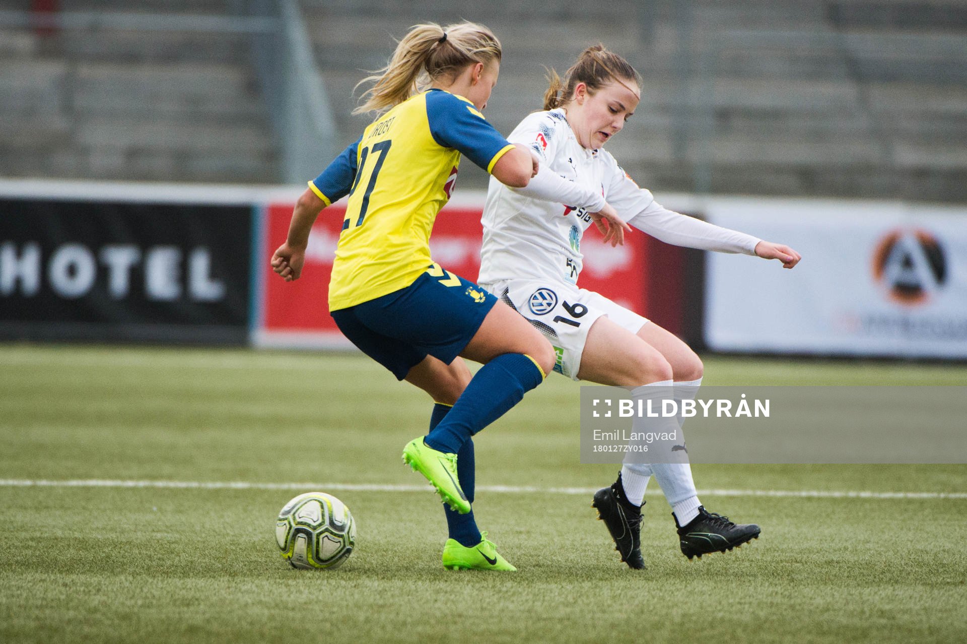 Bröndbys Sophie Sundqvist och Rosengårds Matilda Roth under träningsmatchen i fotboll mellan Rosengård och Brøndby den 27 januari 2018 i Malmö.