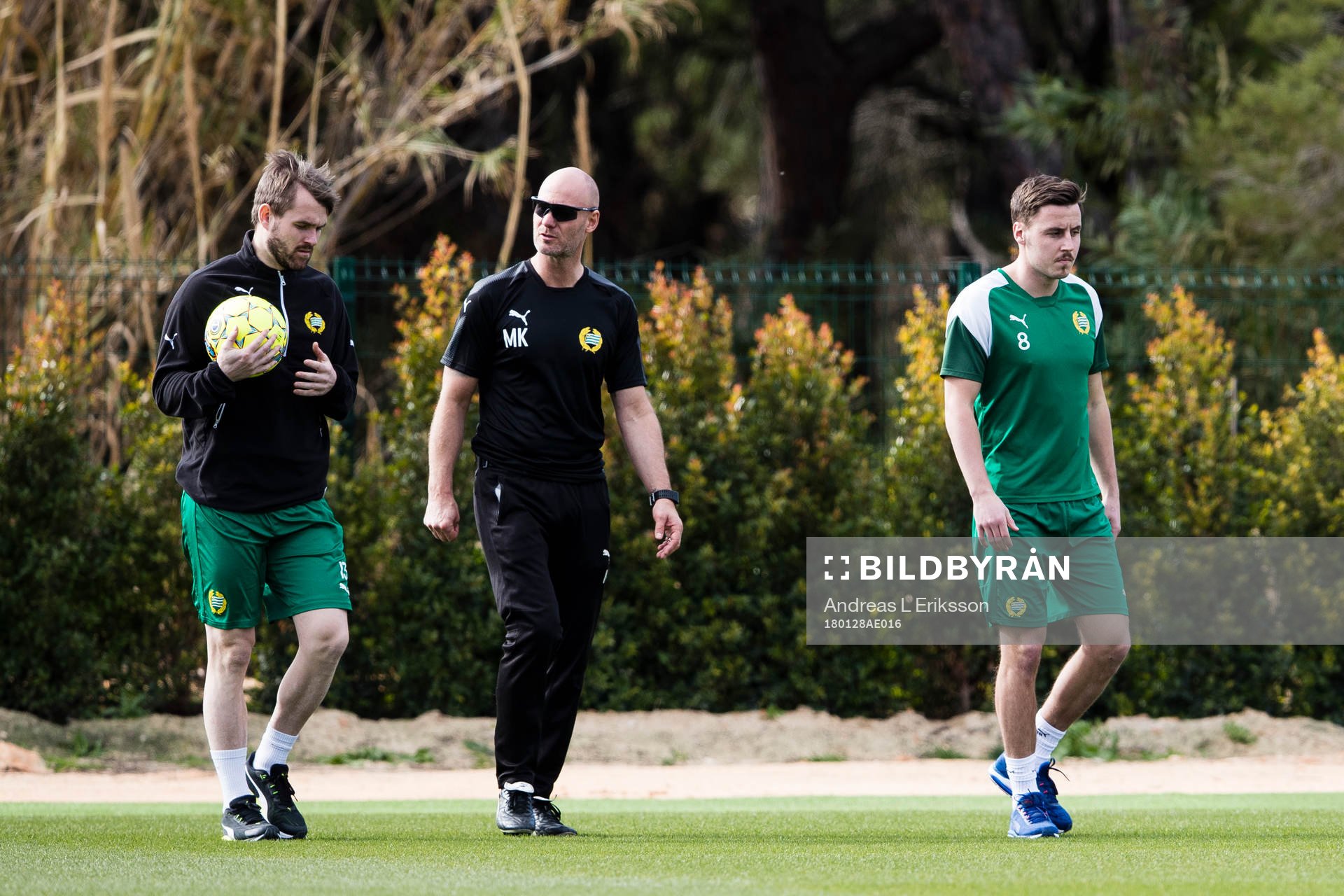 Hammarbys Mads Fenger Nielsen,  medicinskt ansvarige Mikael Klotz och Jeppe Andersen under en träning den 28 januari 2018 i Loule. 