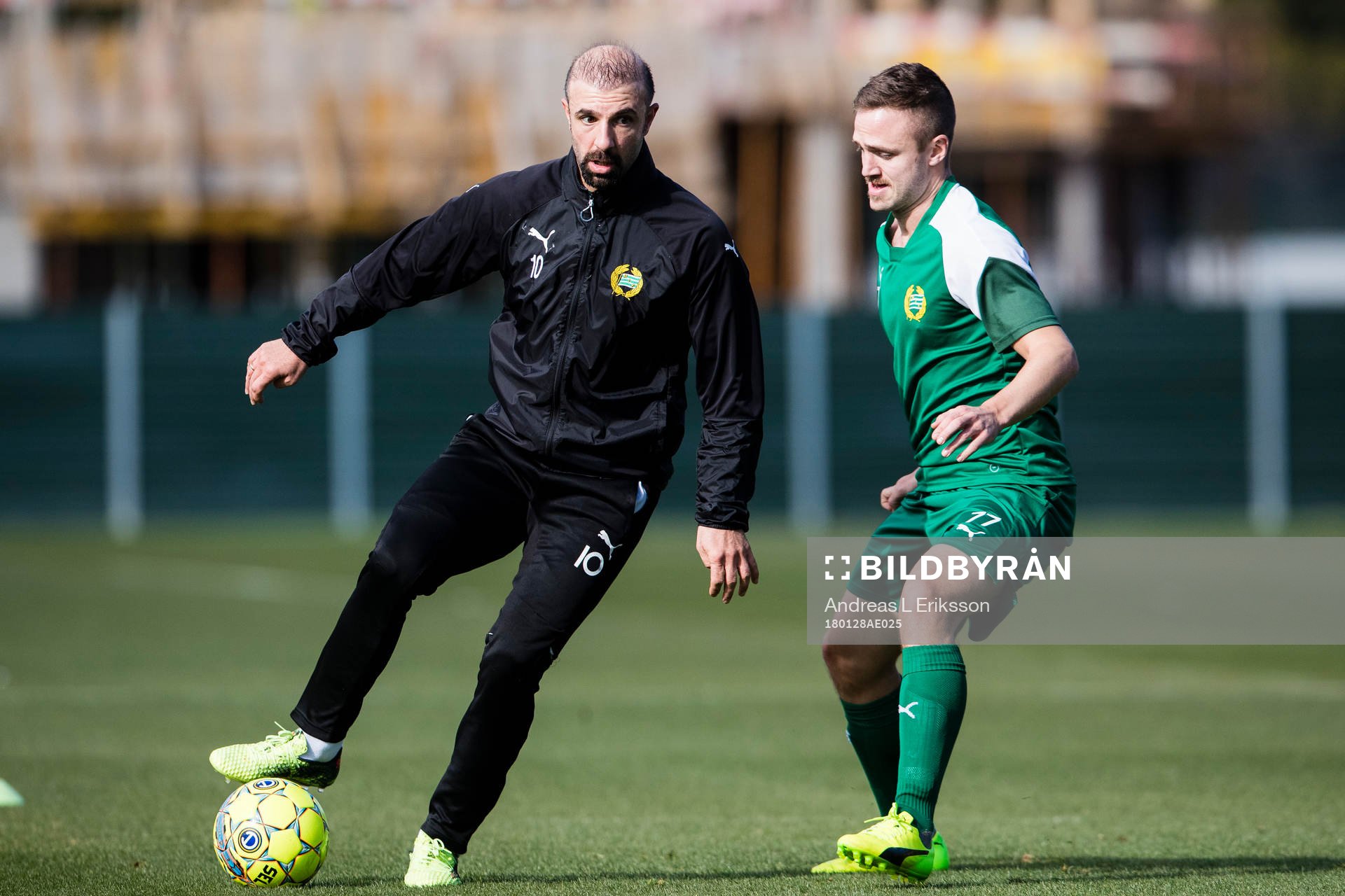 Hammarbys Kennedy Bakircioglu och Mats Solheim i kamp om