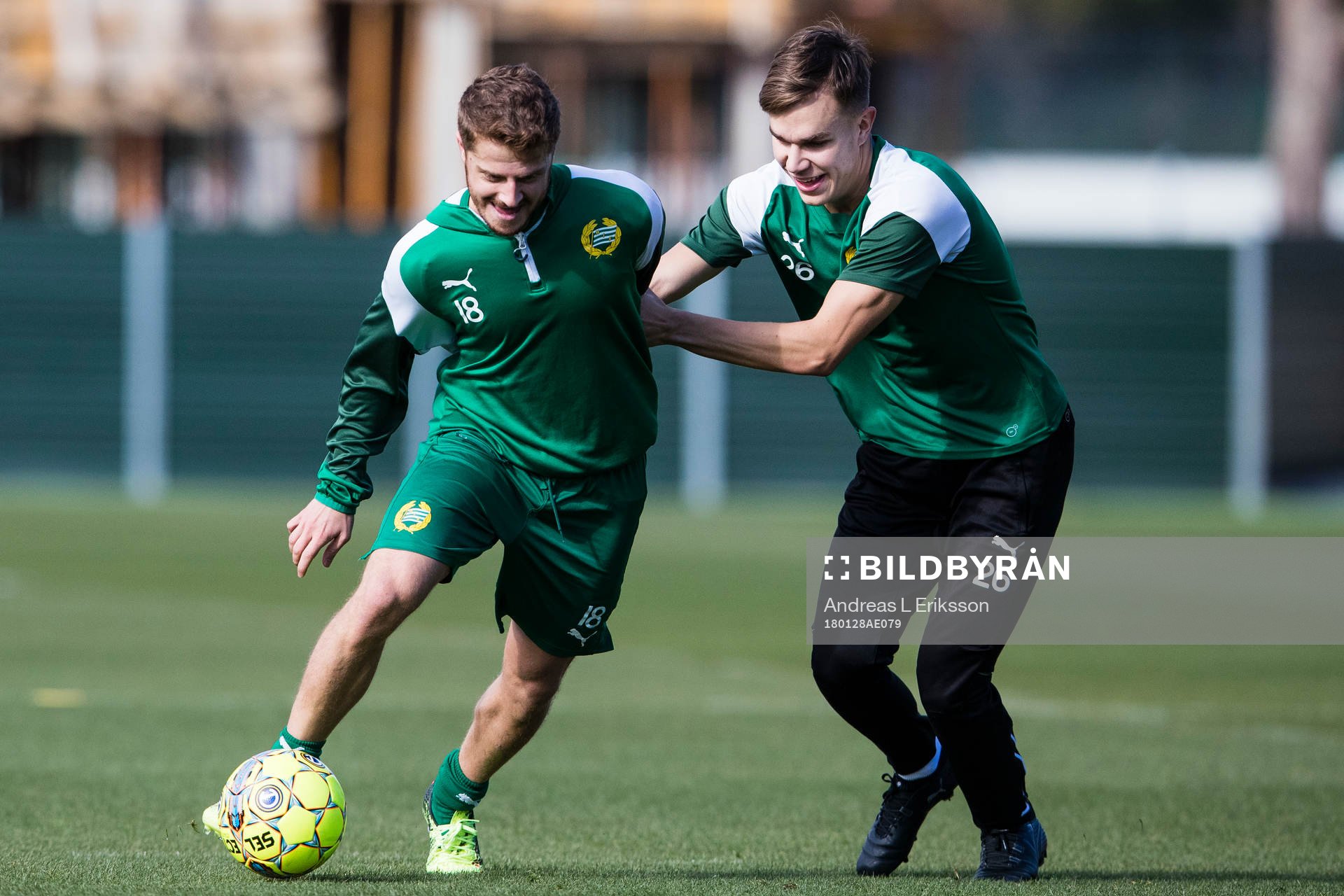 Hammarbys Rebin Asaad i kamp om bollen med Dusan Jajic under en träning den 28 januari 2018 i Loule. 