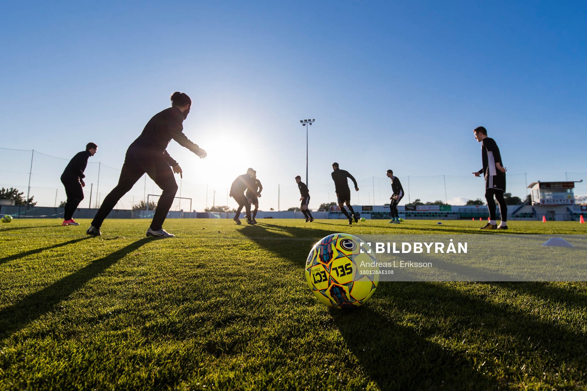 En fotboll ligger bredvid planen