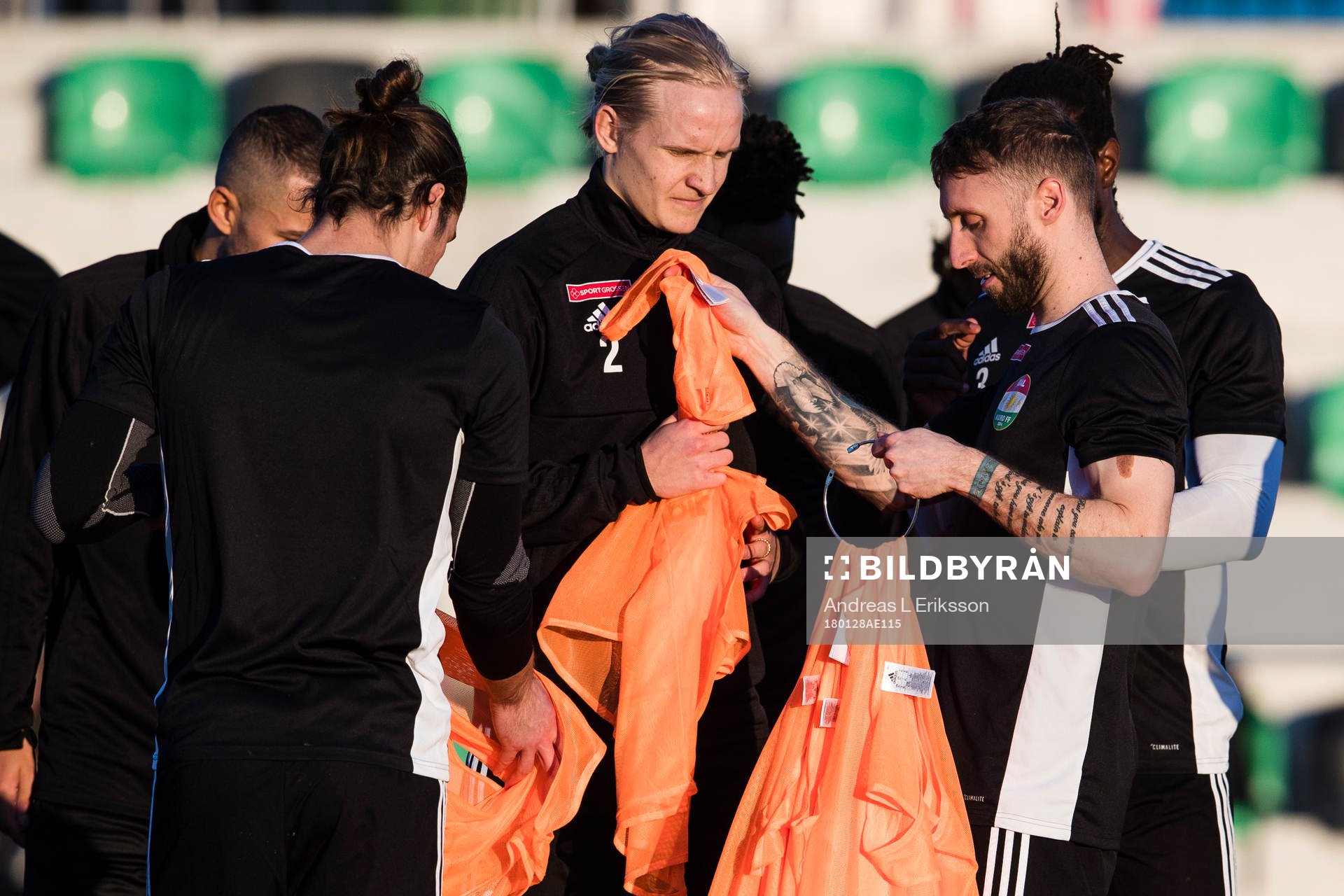 Dalkurds Andrew Michael Stadler delar ut västar under en träning den 28 januari 2018 i Albufeira. 