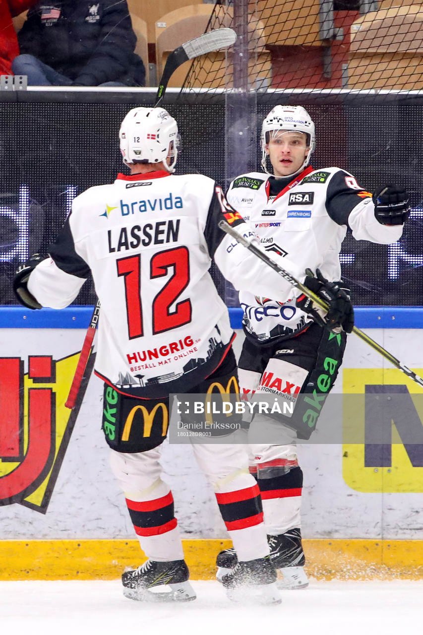 Malmö Redhawks Johan Olofsson och Matias Lassen jublar