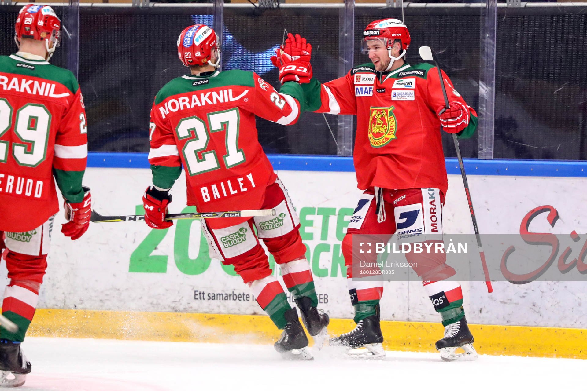 Moras Jason Akeson  jublar med lagkamrater