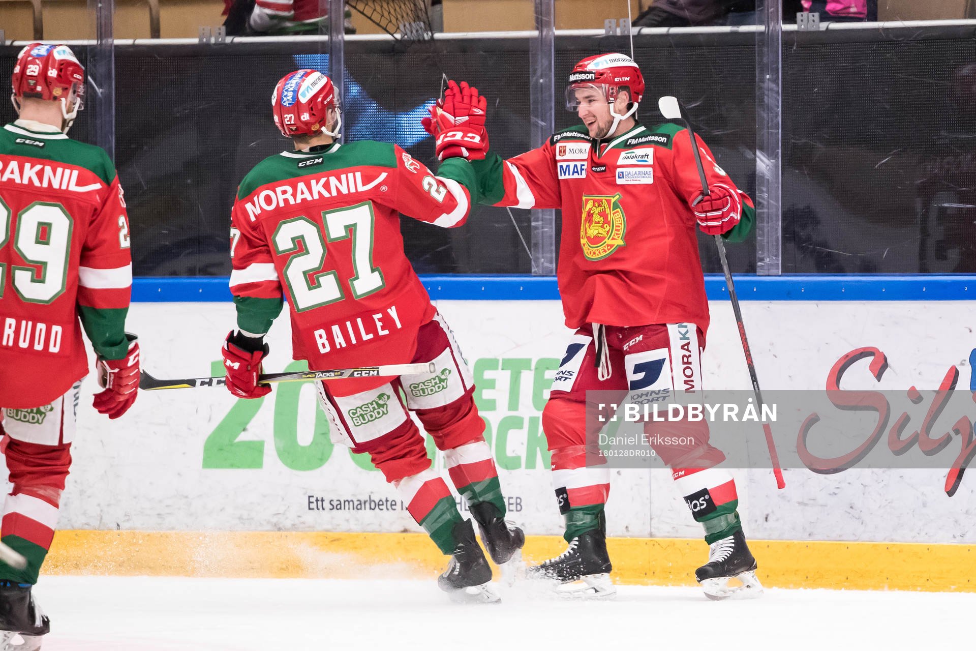 Moras Jason Akeson jublar