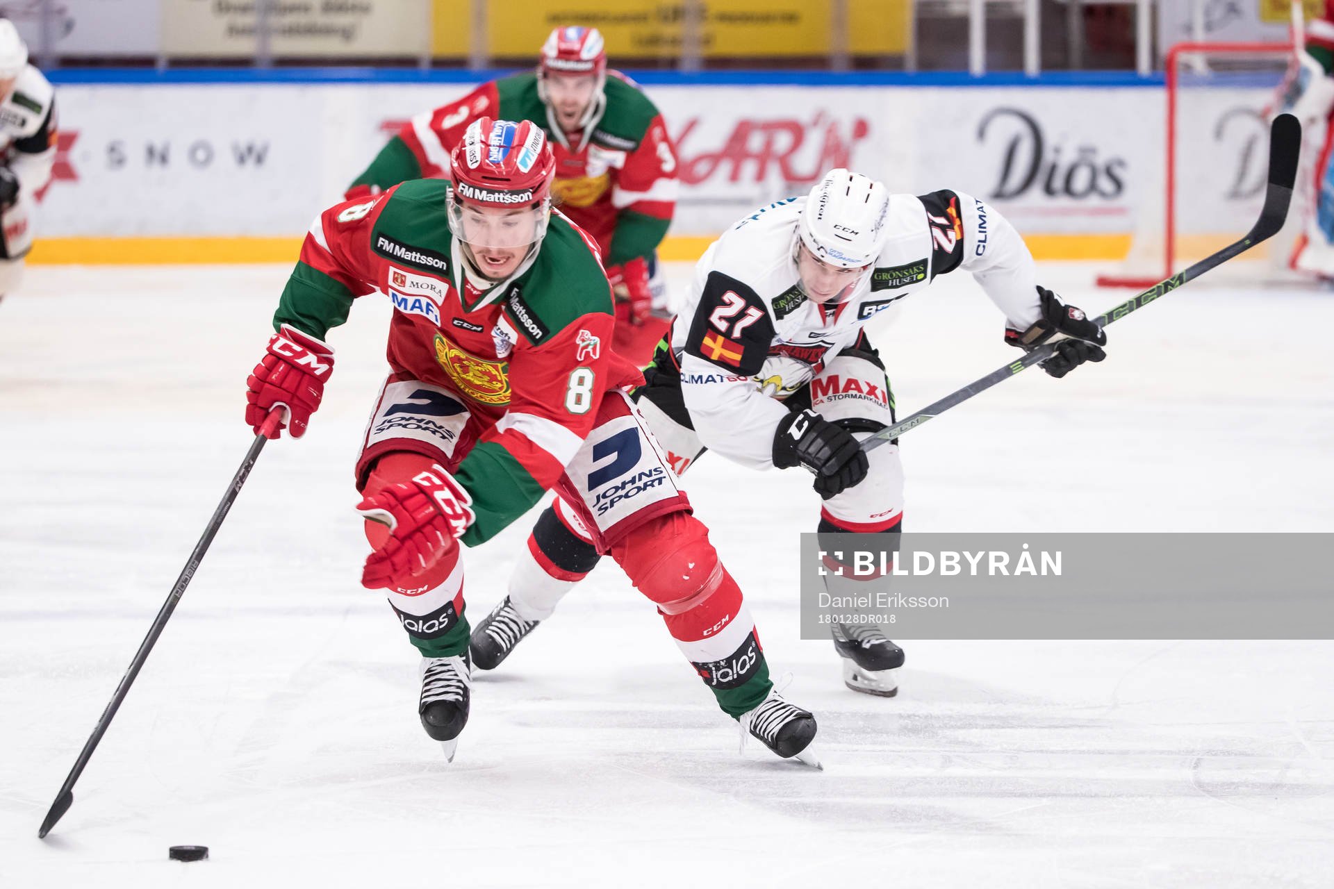 Malmö Redhawks Daniel Zaar jagar Moras Robin Johansson  i