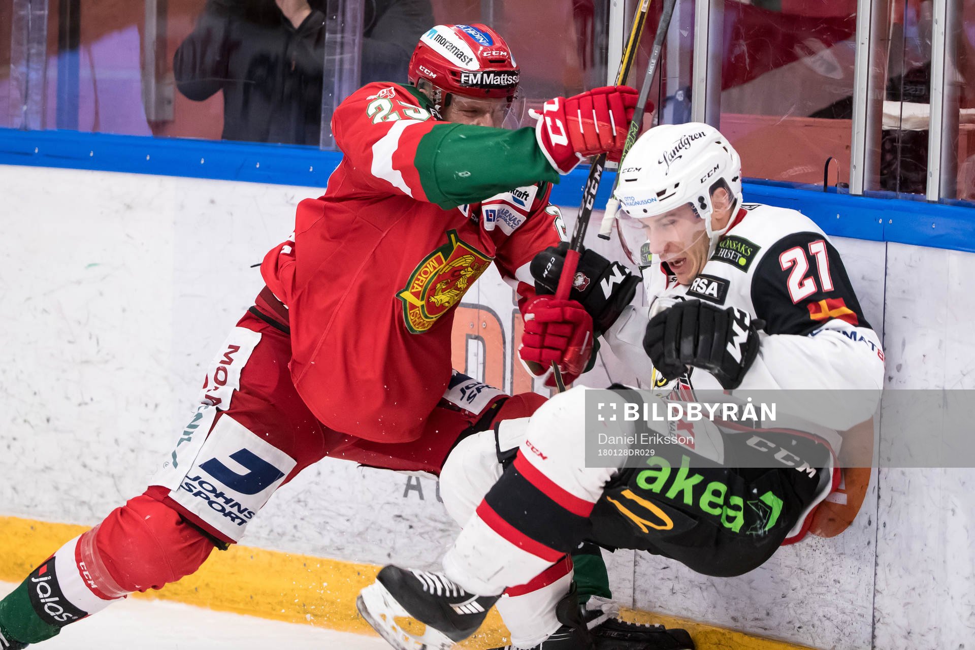 Moras Marcus Fagerudd och Malmö Redhawks Andy Miele  i