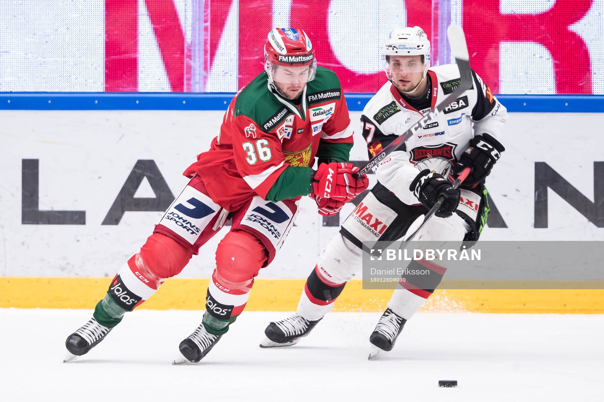 Moras Jason Akeson  och Malmö Redhawks Daniel Zaar  i