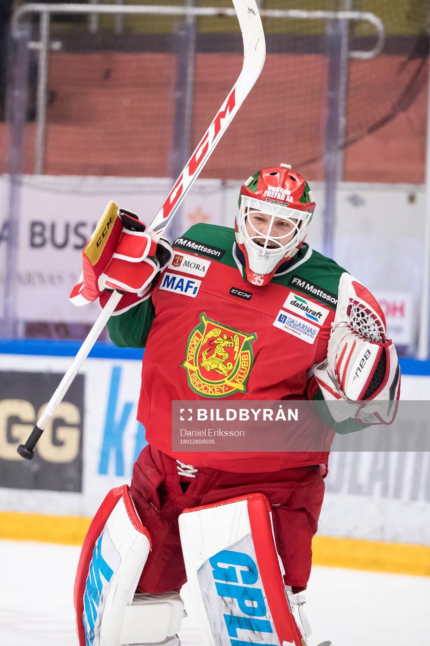 Moras målvakt Christian Engstrand jublar