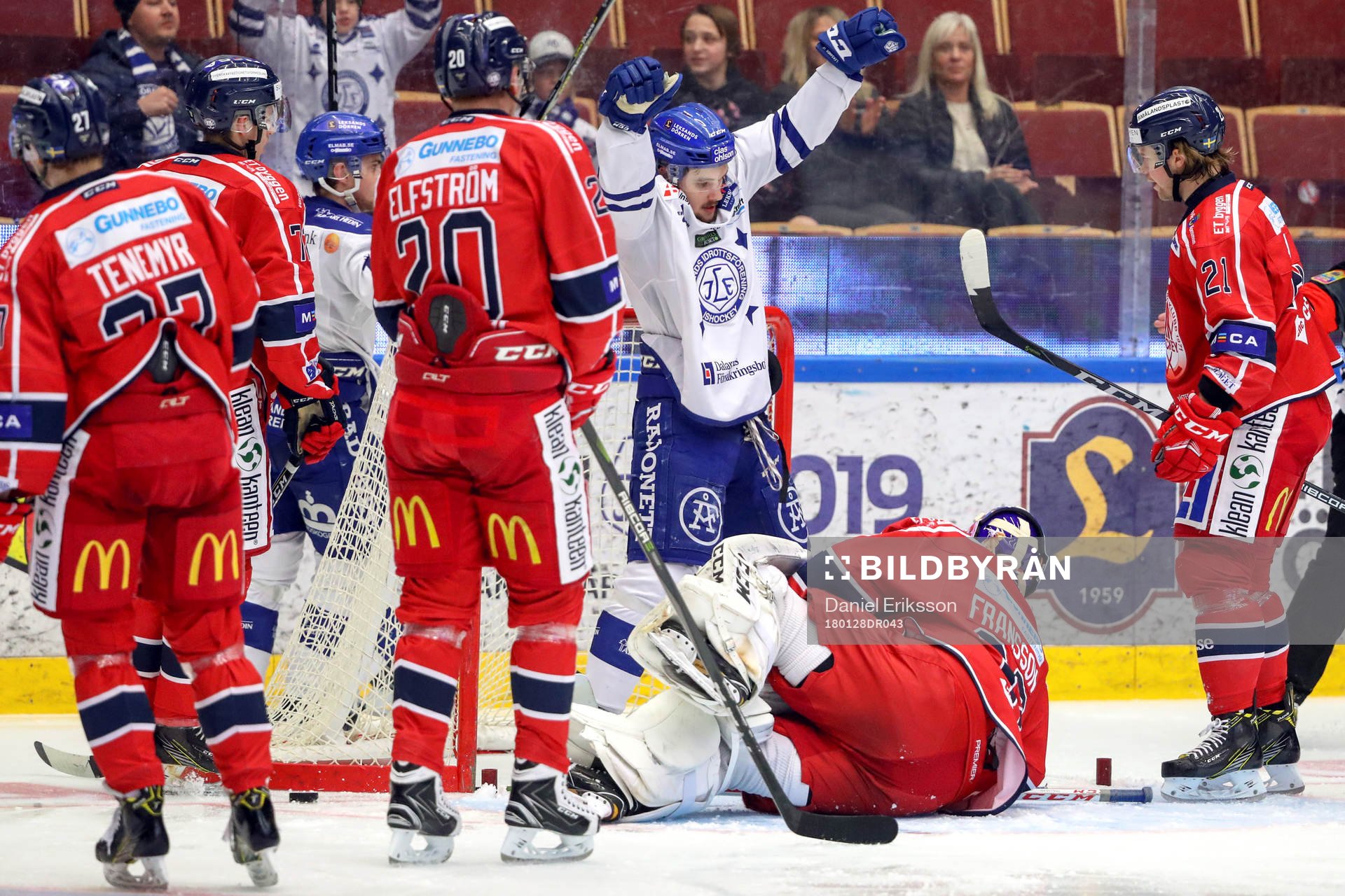 Leksands Emil Bemström jublar bakom Västerviks målvakt
