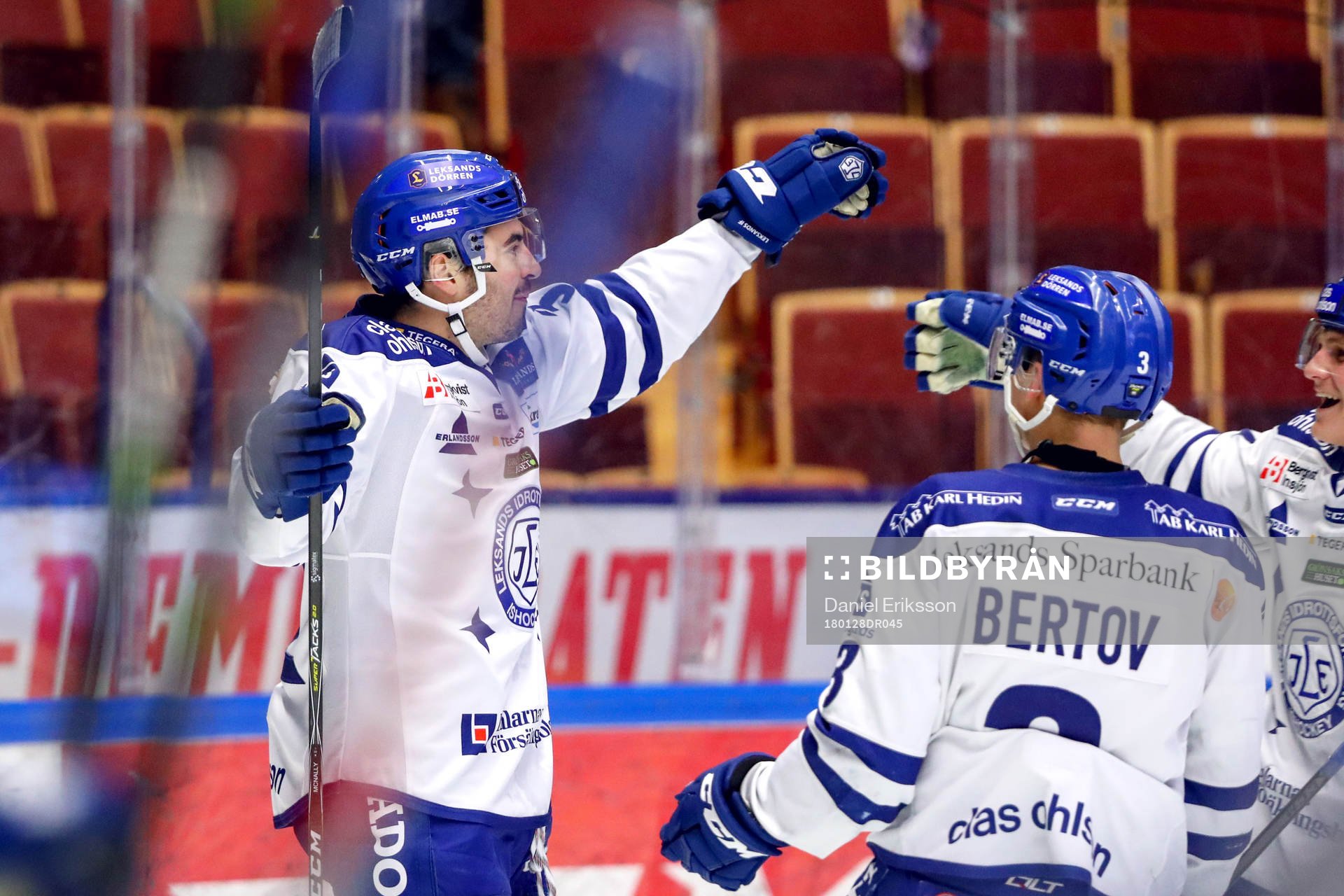Leksands Patrick McNally jublar med lagkamrater