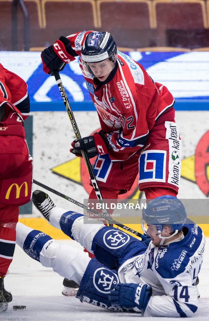Västerviks Joakim Englund och Leksands Oskar Lang  i